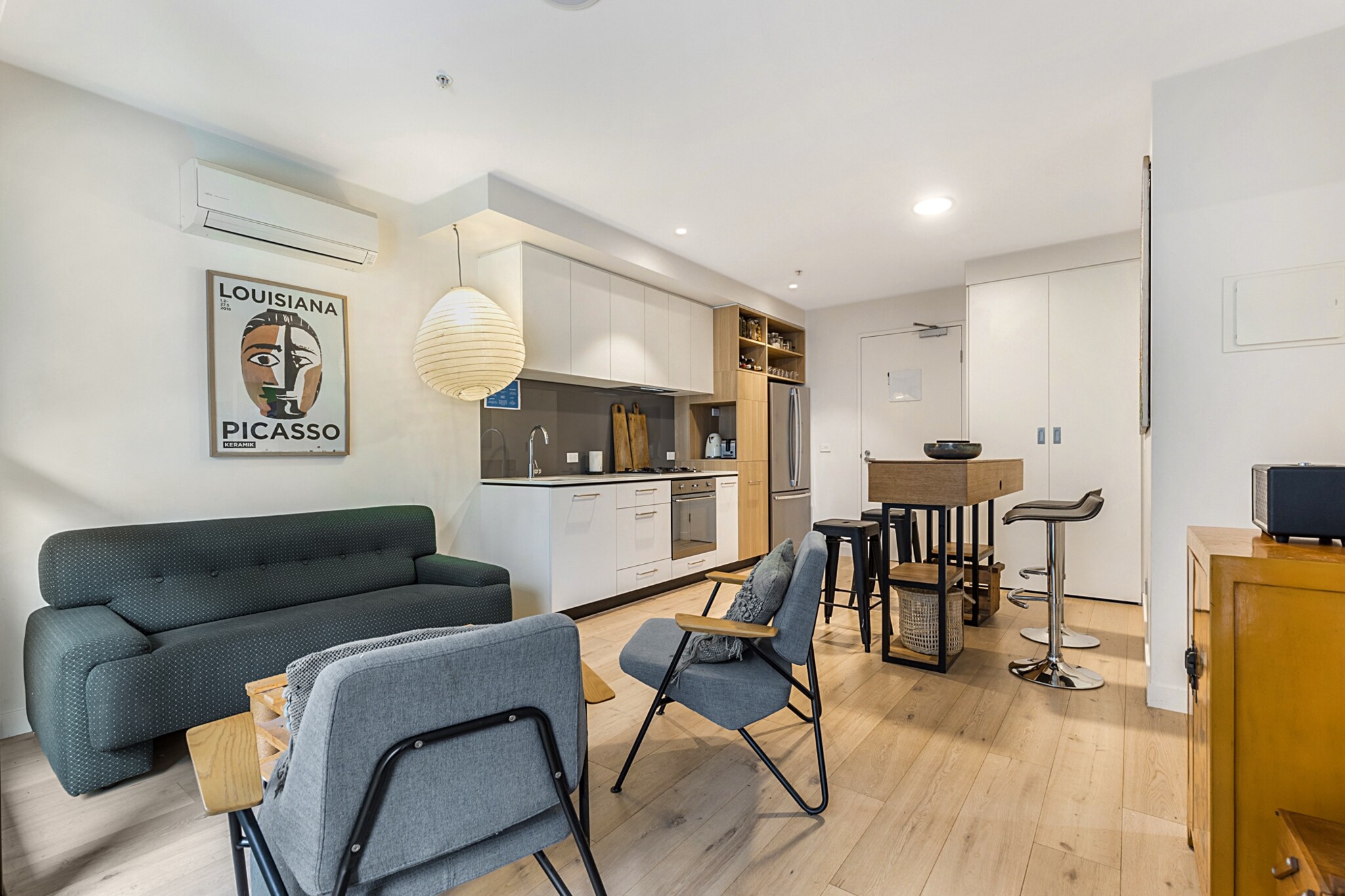 Bed Linen, Desk, Elevator, Wardrobe, Living room(seating area, air conditioning), Kitchen(electric kettle, toaster, oven, microwave, dishwasher, fridge, shampoo), bedroom(TV, Queen Bed), bedroom(Queen Bed), bathroom(hairdryer, Towels/Sheets (Incl.), body soap, Essentials, Conditioner, Shower gel), First Aid, washing machine, balcony or terrace, heating, iron, Dedicated workspace, Carbon monoxide detector, Town, Wine glasses