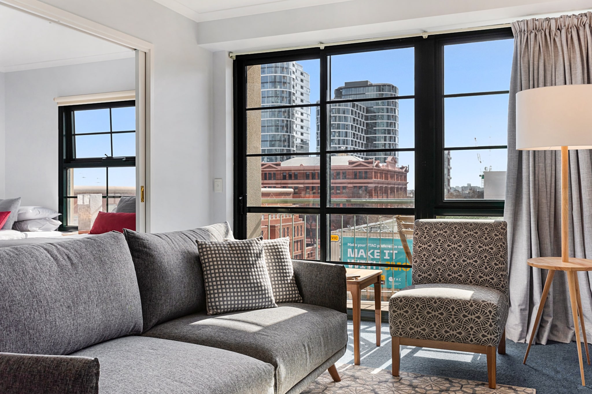 Family Unit with Balcony, Free Trams to CBD Sights