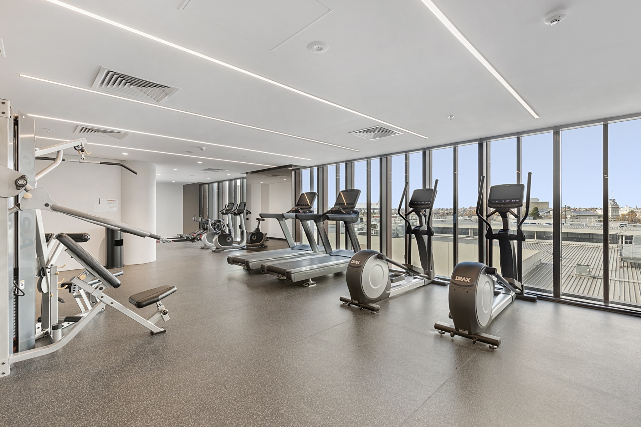 Gorgeous High-Rise Unit with Sky Bar, Pool and Gym