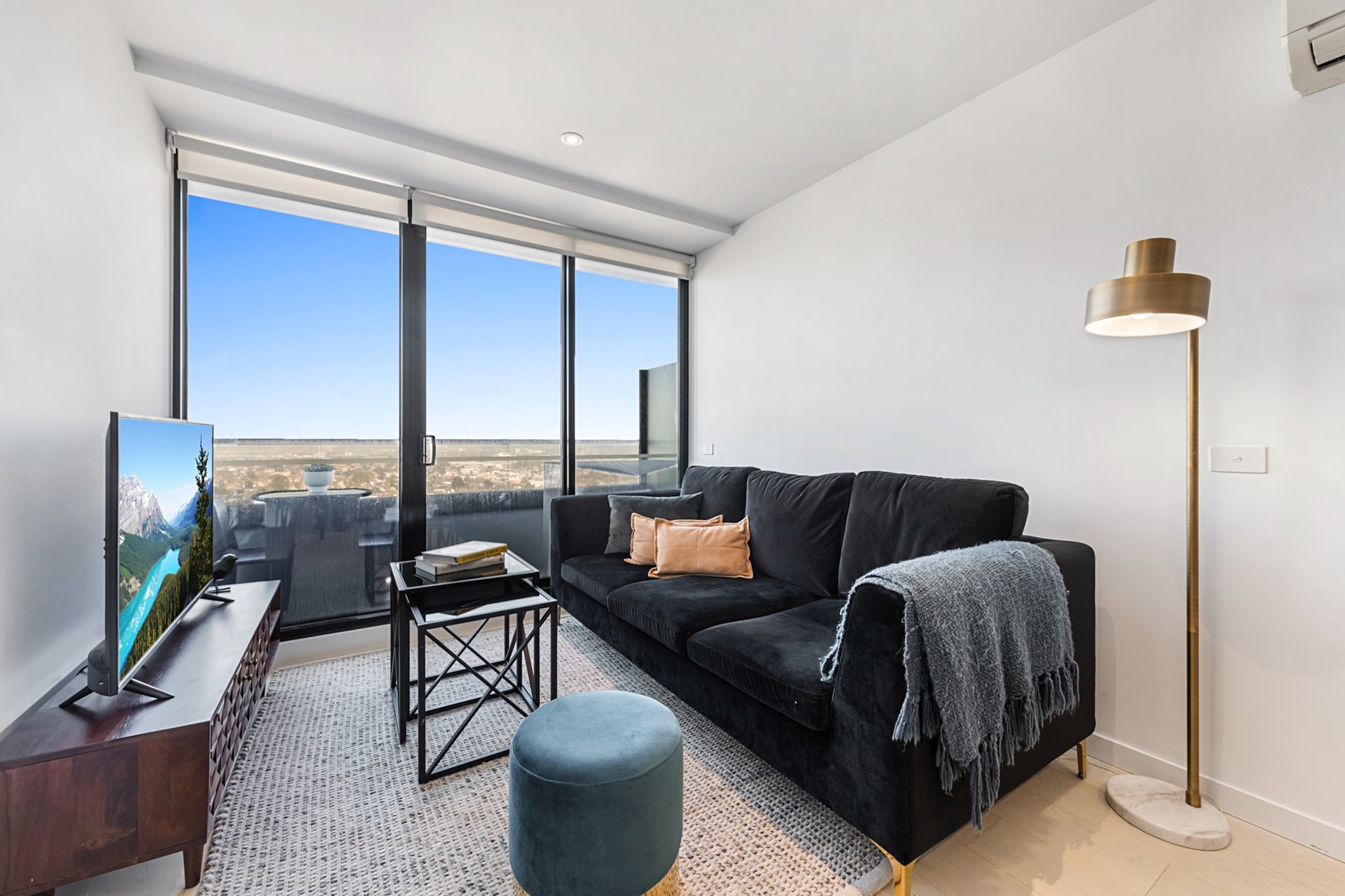 Chic 1-Bed with City Views, Parking, Gym & Pool