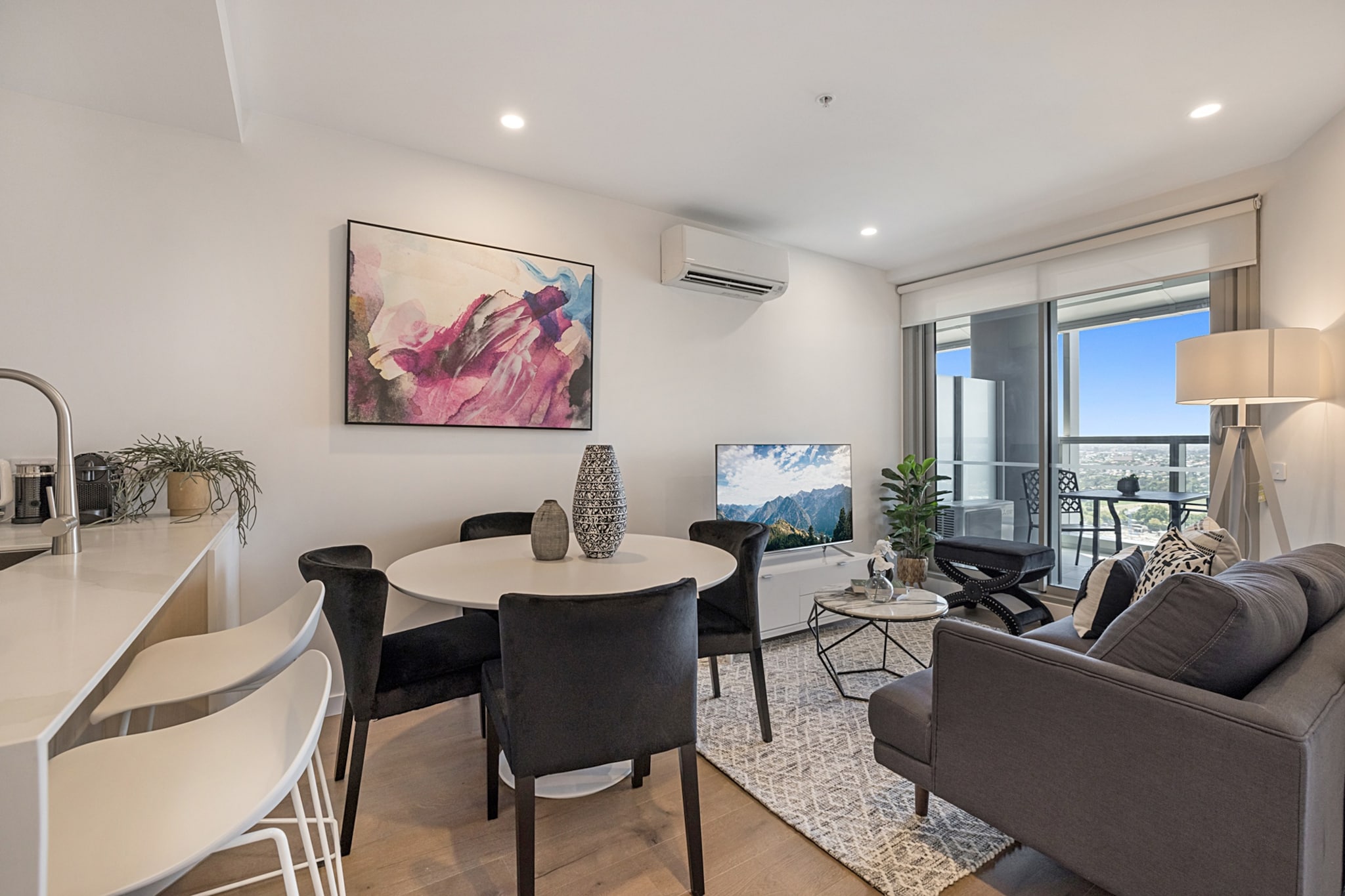 Chic 1-Bed with Parking, Gym, Pool & City Views