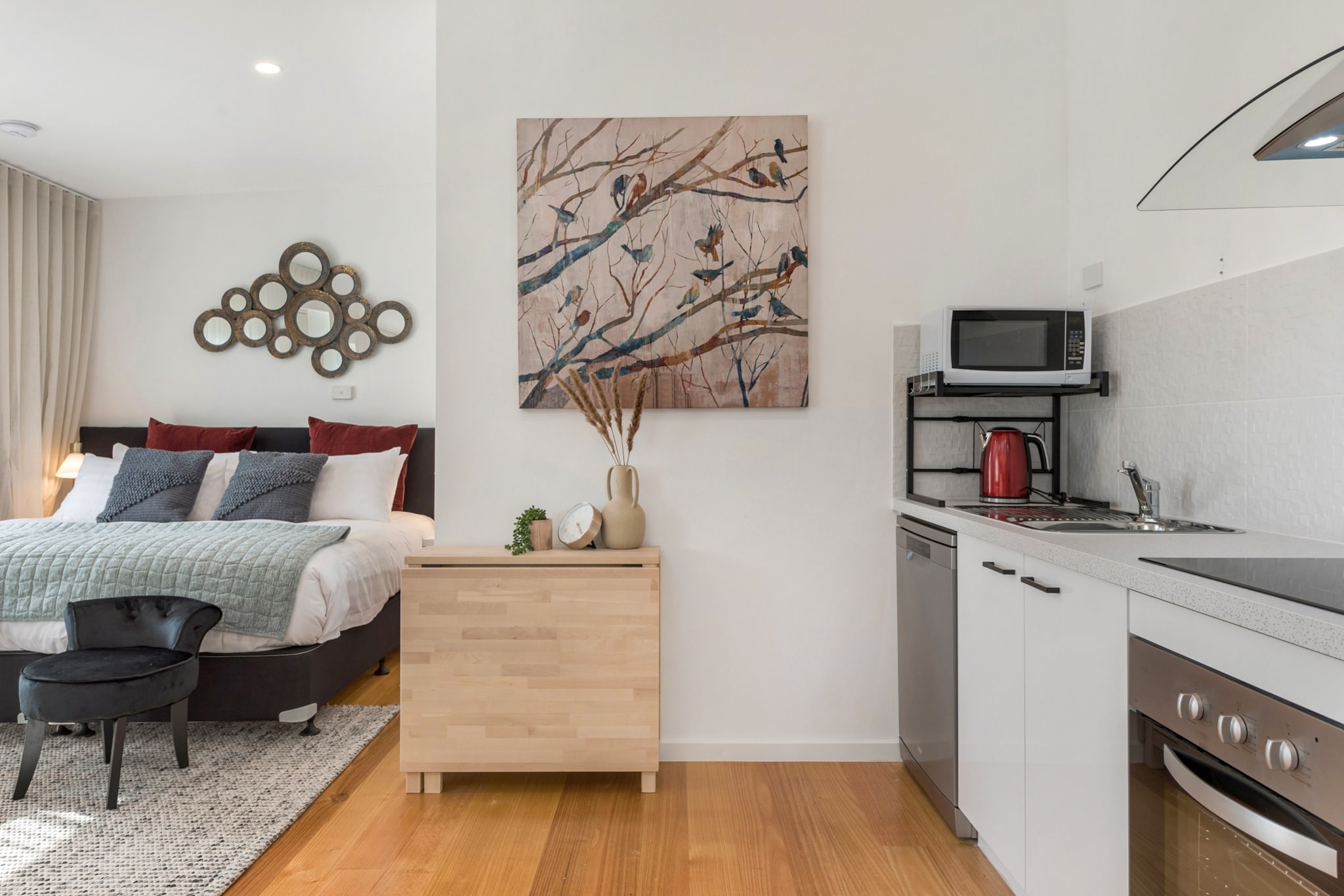 Comfy Studio with Shared Backyard near Racecourse