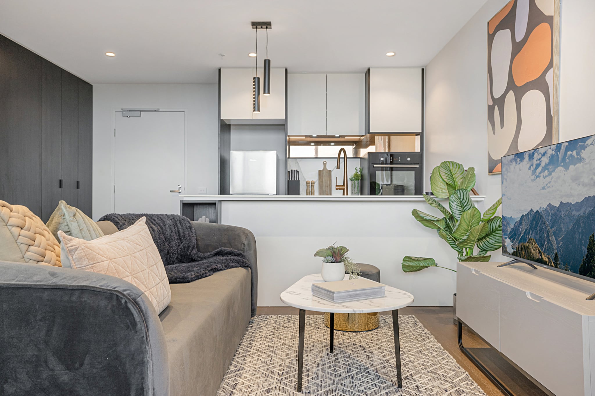 Modern, Executive 1 Bedroom Apartment With Balcony