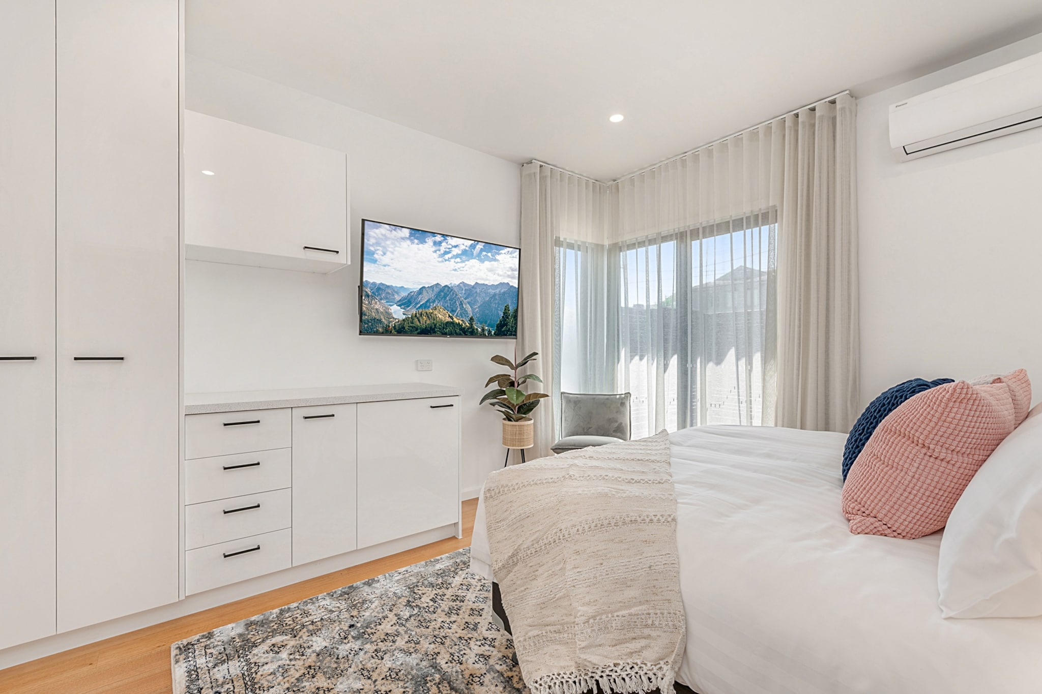 Desk, Hot Water, Internet Access DSL, Wardrobe, Kitchen(stove, electric kettle, toaster, coffee machine, oven, microwave, dishwasher, fridge, dishes and cutlery, Wine glasses), bedroom(Bed Linen, double king size bed), bedroom(double king size bed), bedroom(double king size bed), bathroom(hairdryer, Towels/Sheets (Incl.), shampoo, body soap, Conditioner, Shower gel), bathroom(hairdryer, Towels/Sheets (Incl.), shampoo, body soap), bathroom(hairdryer, Towels/Sheets (Incl.), shampoo, body soap), bathroom(hairdryer, Towels/Sheets (Incl.), shampoo, body soap), First Aid, Play area, TV, tumble dryer, washing machine, balcony or terrace, heating, air conditioning, iron, Essentials, Dedicated workspace, Long term stays allowed