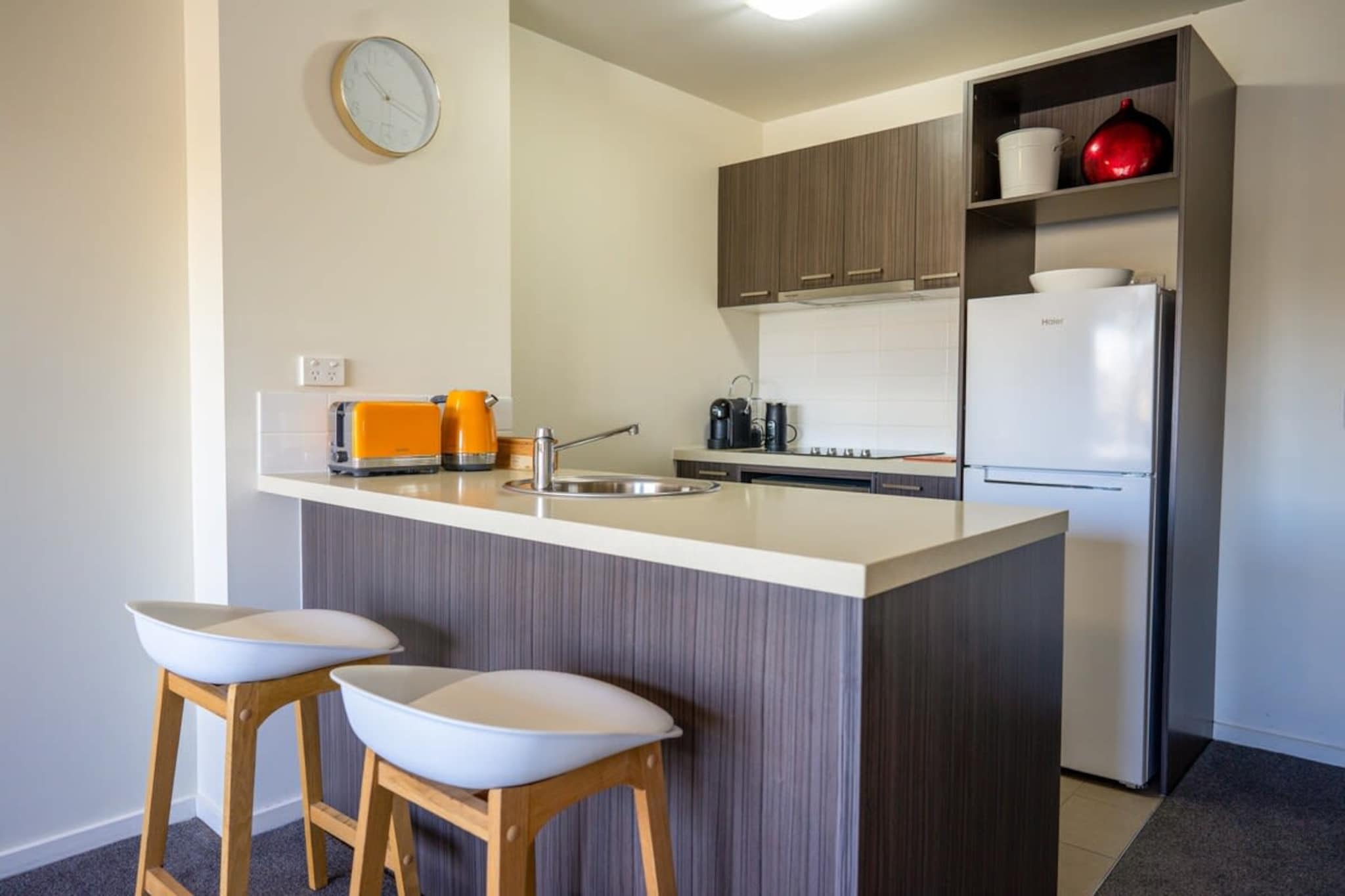Elevator, Hot Water, Wardrobe, Living room(single sofa bed, crib(free)), Kitchen(stove, electric kettle, toaster, coffee machine, oven, microwave, dishwasher, fridge, dishes and cutlery, Wine glasses), bedroom(Queen Bed), bathroom(hairdryer, Towels/Sheets (Incl.), shampoo, body soap, Conditioner, Shower gel), First Aid, TV, tumble dryer, washing machine, balcony or terrace, heating, air conditioning, iron, Essentials, Long term stays allowed, Town