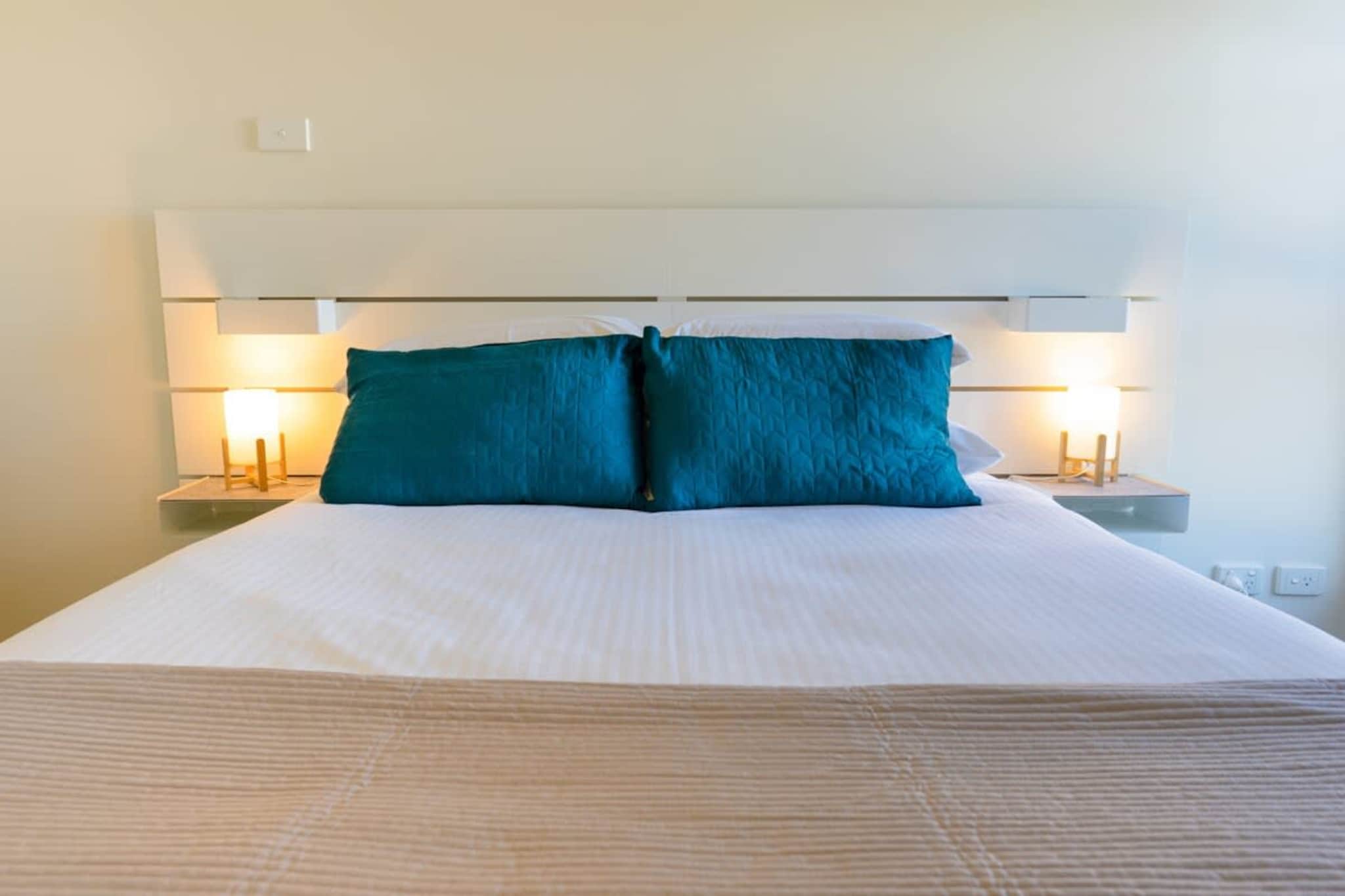 Spacious City Stay Near Lygon Street Dining