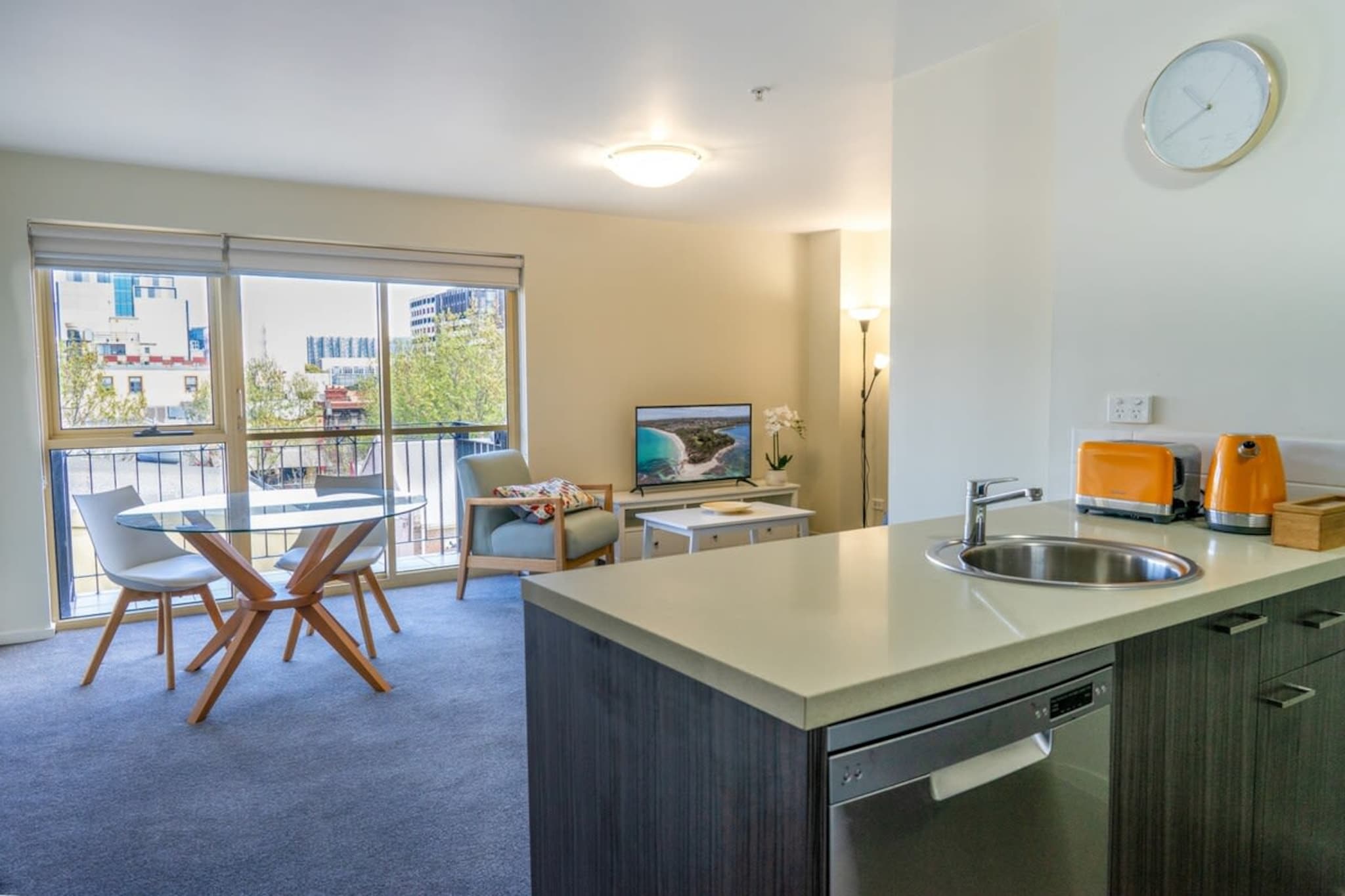 Spacious City Stay Near Lygon Street Dining