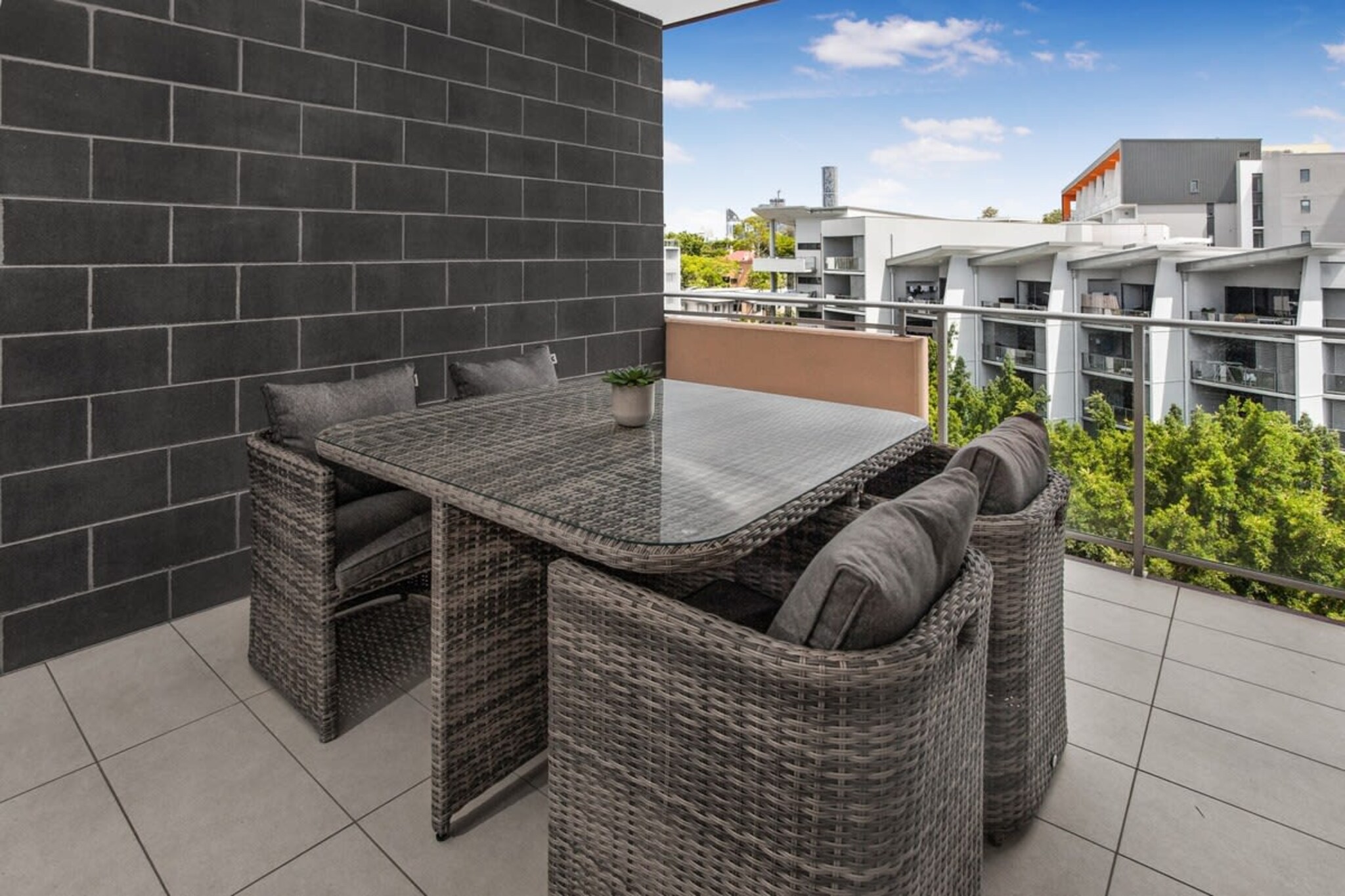 2-Bed Near Brisbane CBD with Pool, Sauna & BBQ