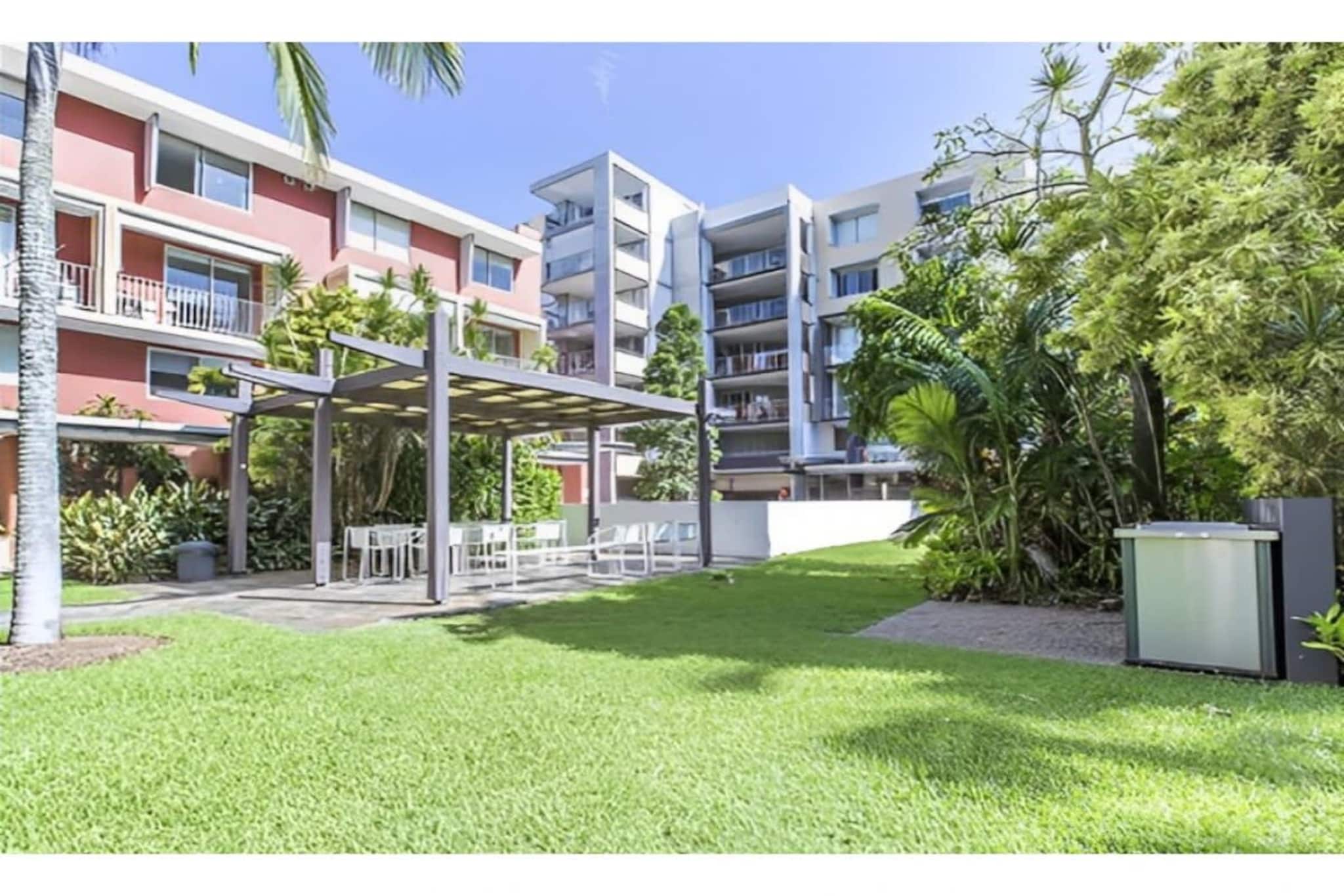2-Bed Near Brisbane CBD with Pool, Sauna & BBQ