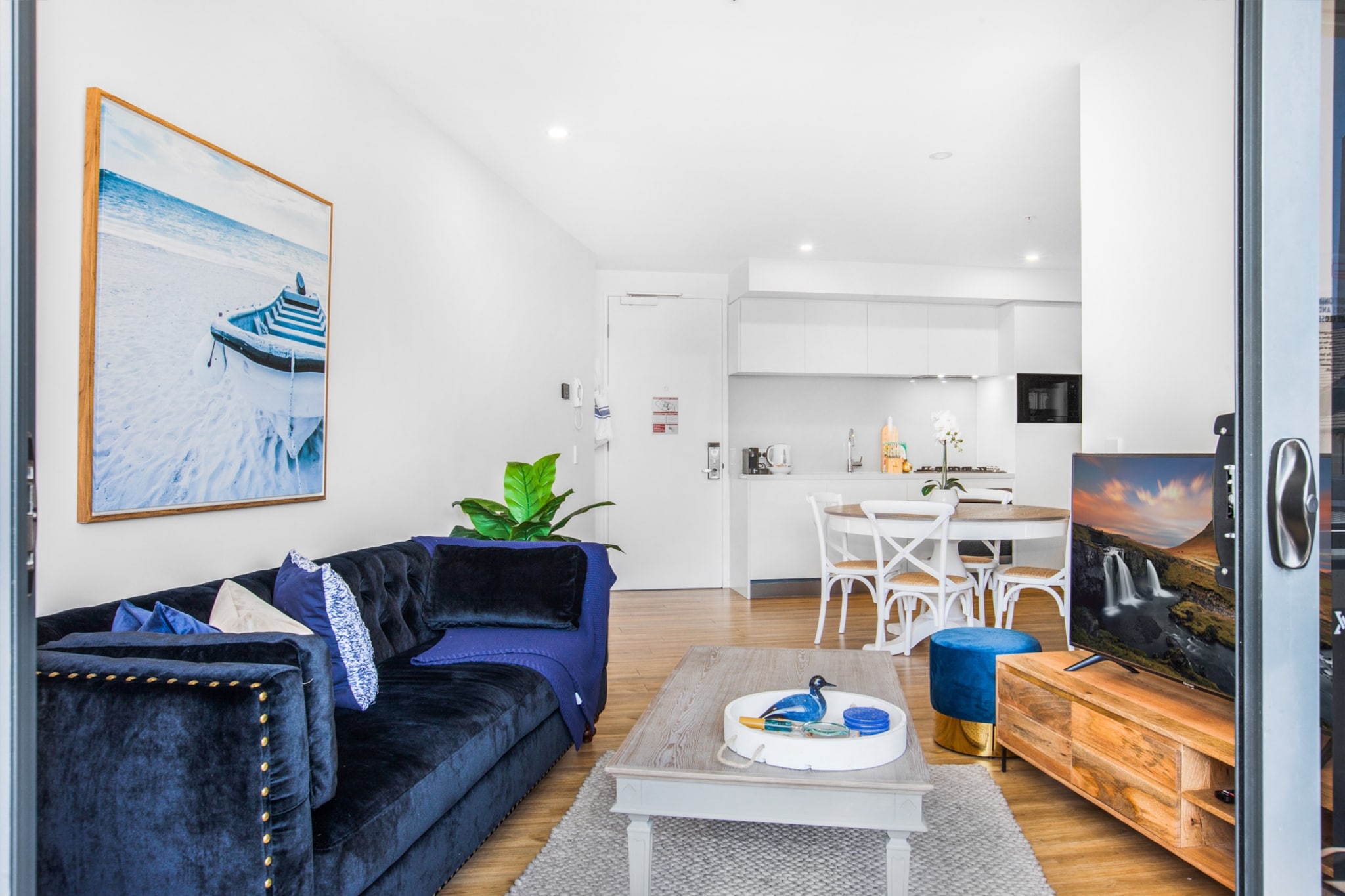 Surfers Paradise 2-Bed Near Beach with Pool & Gym