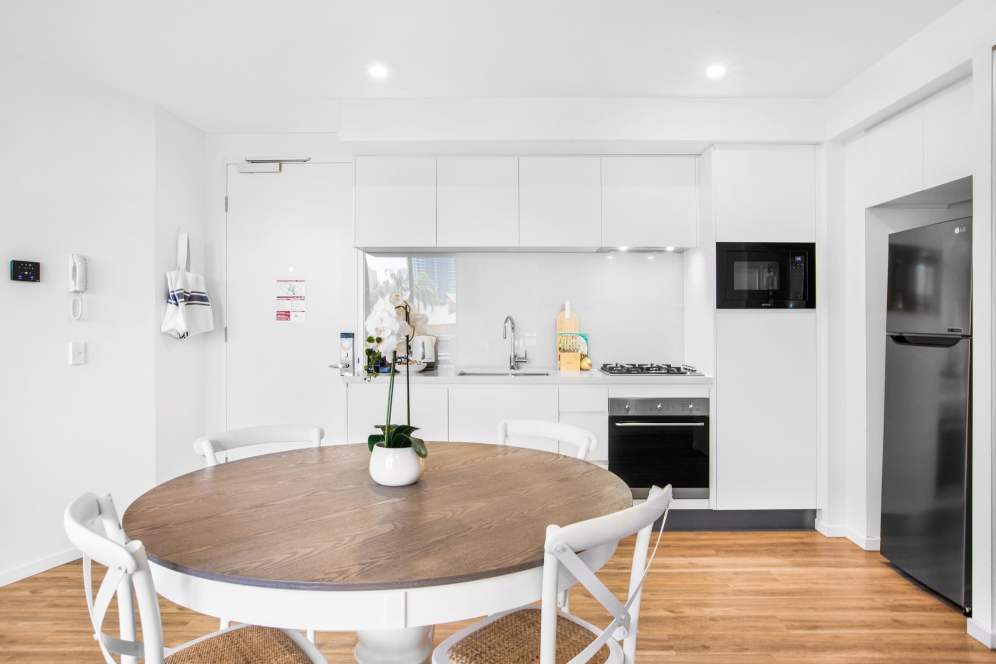 Surfers Paradise 2-Bed Near Beach with Pool & Gym