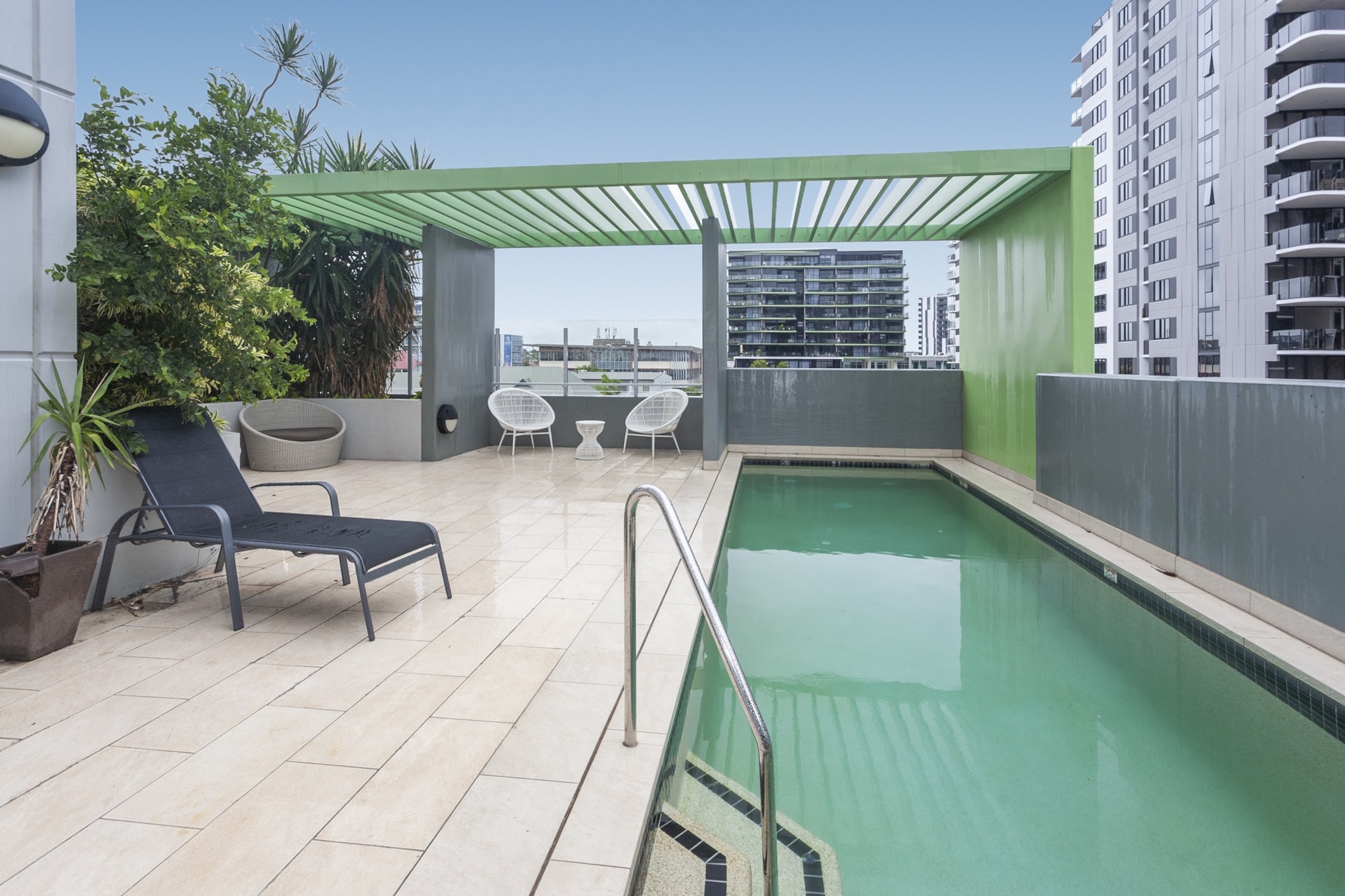 Bed Linen, Desk, Elevator, Hot Water, Internet Access DSL, Wardrobe, Living room(TV, dining table, seating area, air conditioning), Kitchen(stove, electric kettle, toaster, coffee machine, oven, microwave, dishwasher, fridge, dishes and cutlery), bedroom(Queen Bed), bathroom(tumble dryer, washbasin, toilet, washing machine, iron, hairdryer, Towels/Sheets (Incl.), shampoo, body soap, Essentials, Conditioner, Shower gel), First Aid, cot, balcony or terrace, heating, swimming pool, private outdoor pool, Dedicated workspace, Carbon monoxide detector, Downtown, Long term stays allowed, Town, Wine glasses