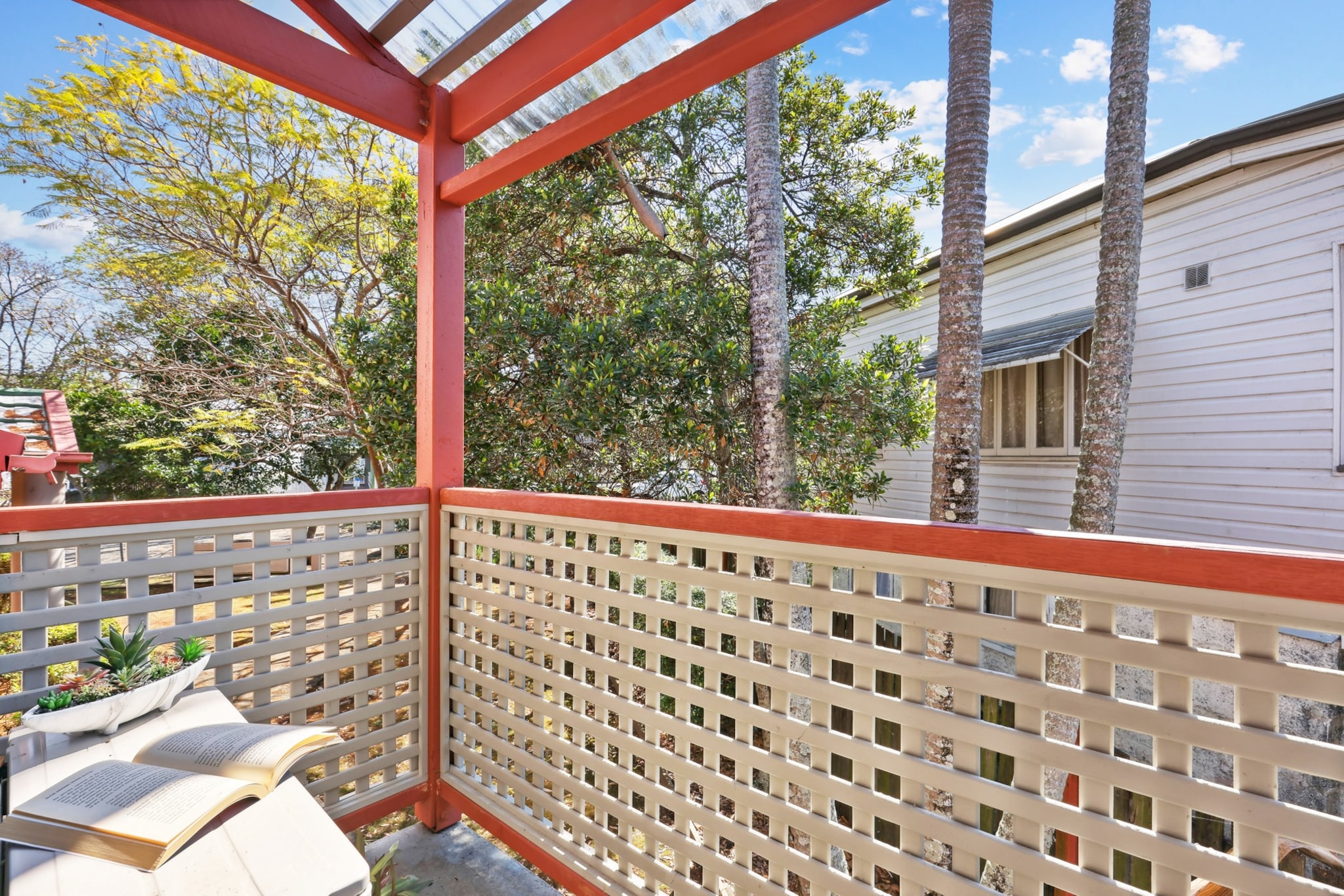 Desk, Hot Water, Internet Access DSL, Wardrobe, Kitchen(stove, electric kettle, toaster, coffee machine, microwave, fridge, dishes and cutlery, Wine glasses), bedroom(Bed Linen, double bed), bathroom(hairdryer, Towels/Sheets (Incl.), shampoo, body soap, Conditioner, Shower gel), First Aid, TV, tumble dryer, washing machine, balcony or terrace, heating, air conditioning, iron, Essentials, Dedicated workspace, Carbon monoxide detector, Downtown, Long term stays allowed, Town