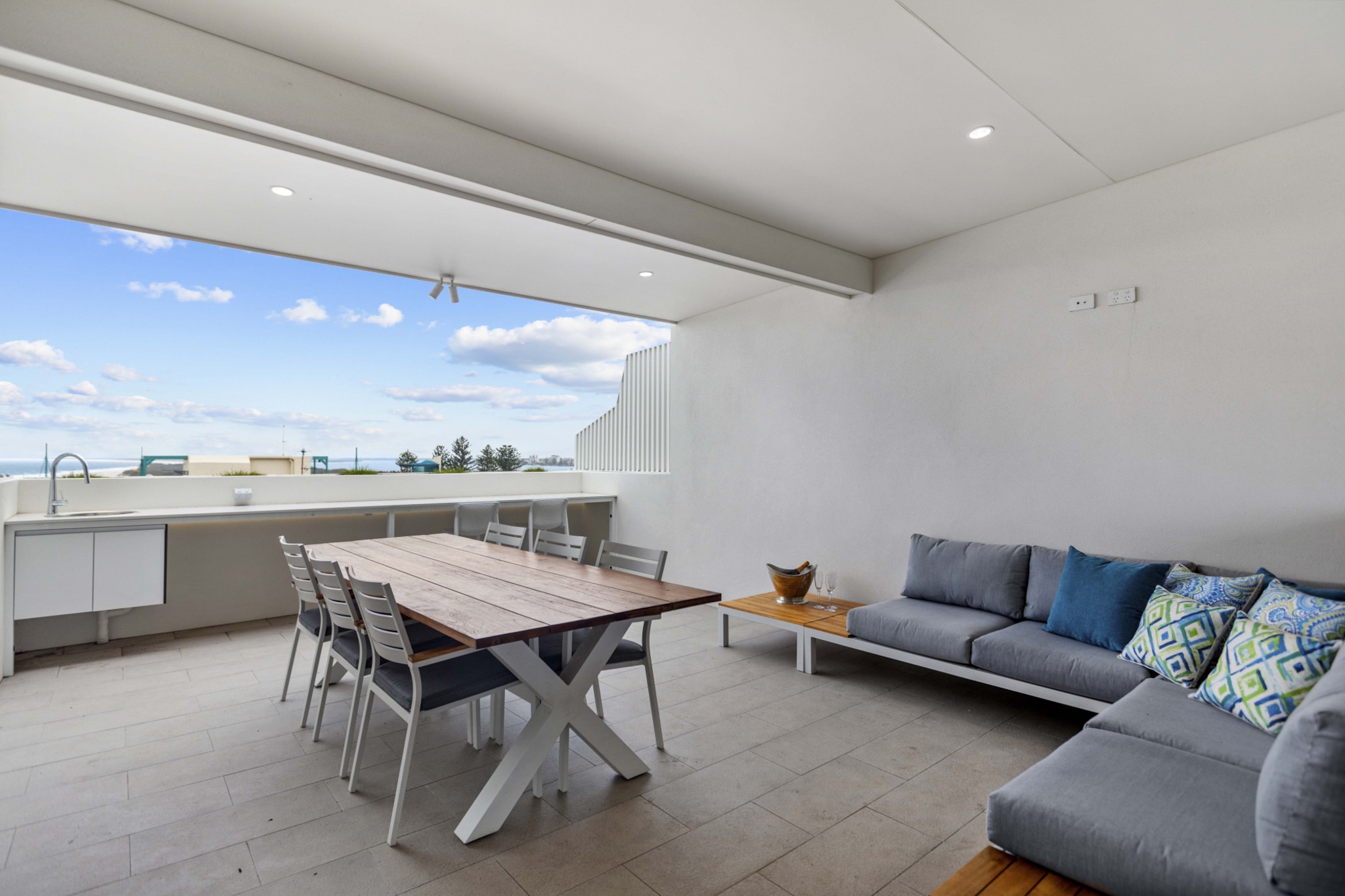 Luxury 5-floor Unit with Ocean Views near Beach