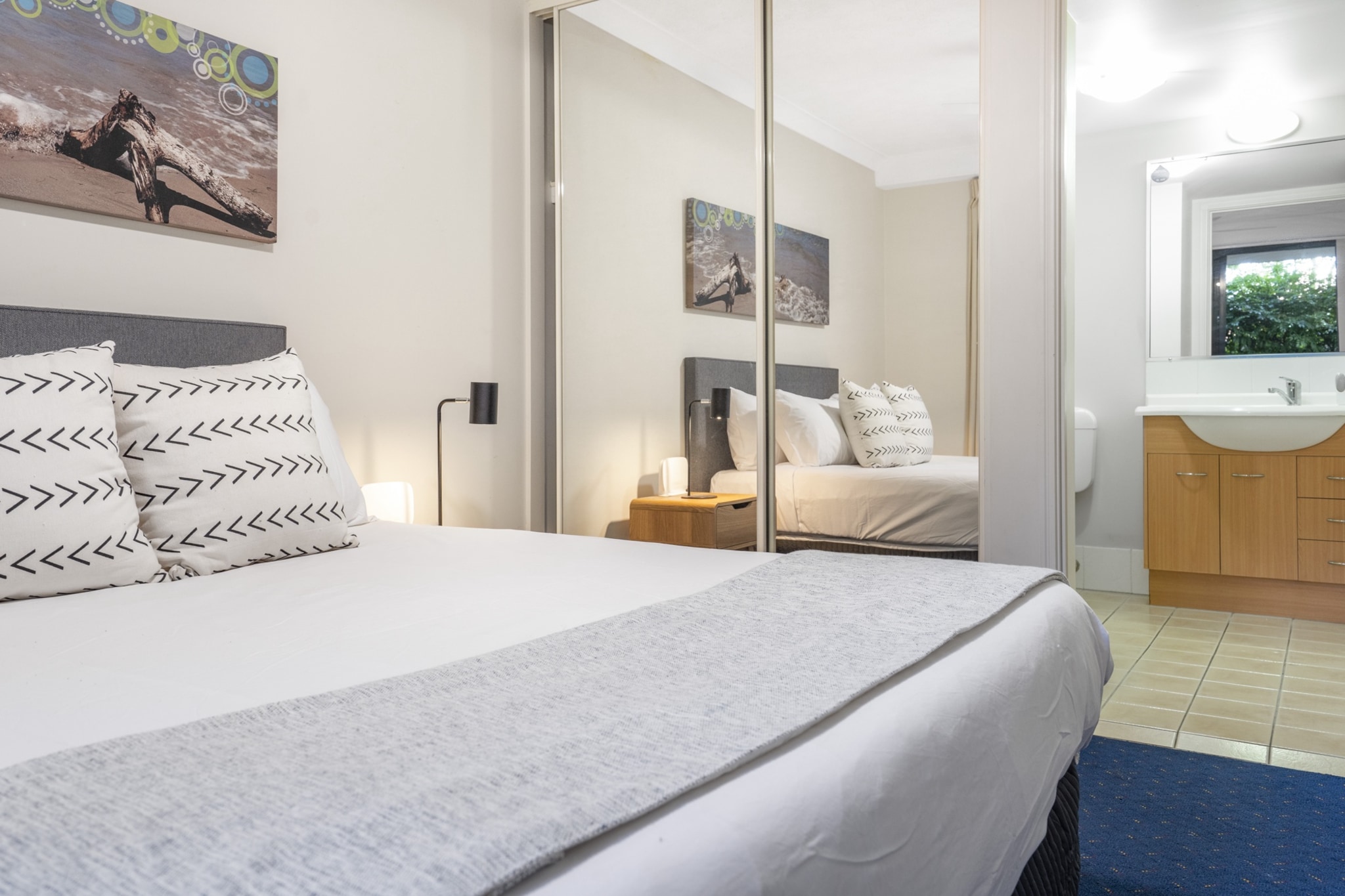 Bed Linen, Desk, Hot Water, Internet Access DSL, Wardrobe, Kitchen(stove, electric kettle, toaster, coffee machine, dishwasher, dishes and cutlery, Wine glasses), bedroom(Queen Bed), bedroom(single bed, bunk bed), bathroom, bathroom, First Aid, Beach, Play area, TV, stove, electric kettle, toaster, coffee machine, oven, microwave, dishwasher, fridge, tumble dryer, bath tub, cot, hot tub, washing machine, heating, air conditioning, swimming pool, private outdoor pool, iron, hairdryer, Towels/Sheets (Incl.), shampoo, body soap, Essentials, dishes and cutlery, Dedicated workspace, Conditioner, Long term stays allowed, Near Ocean, Shower gel, Wine glasses