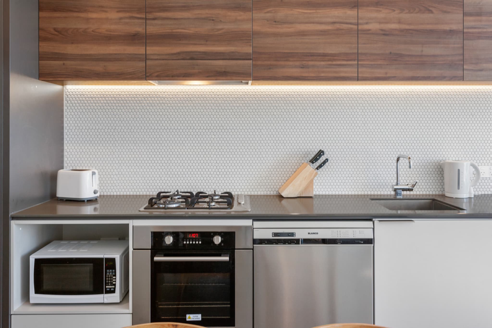 River-View Unit with Rooftop Pool near Museums