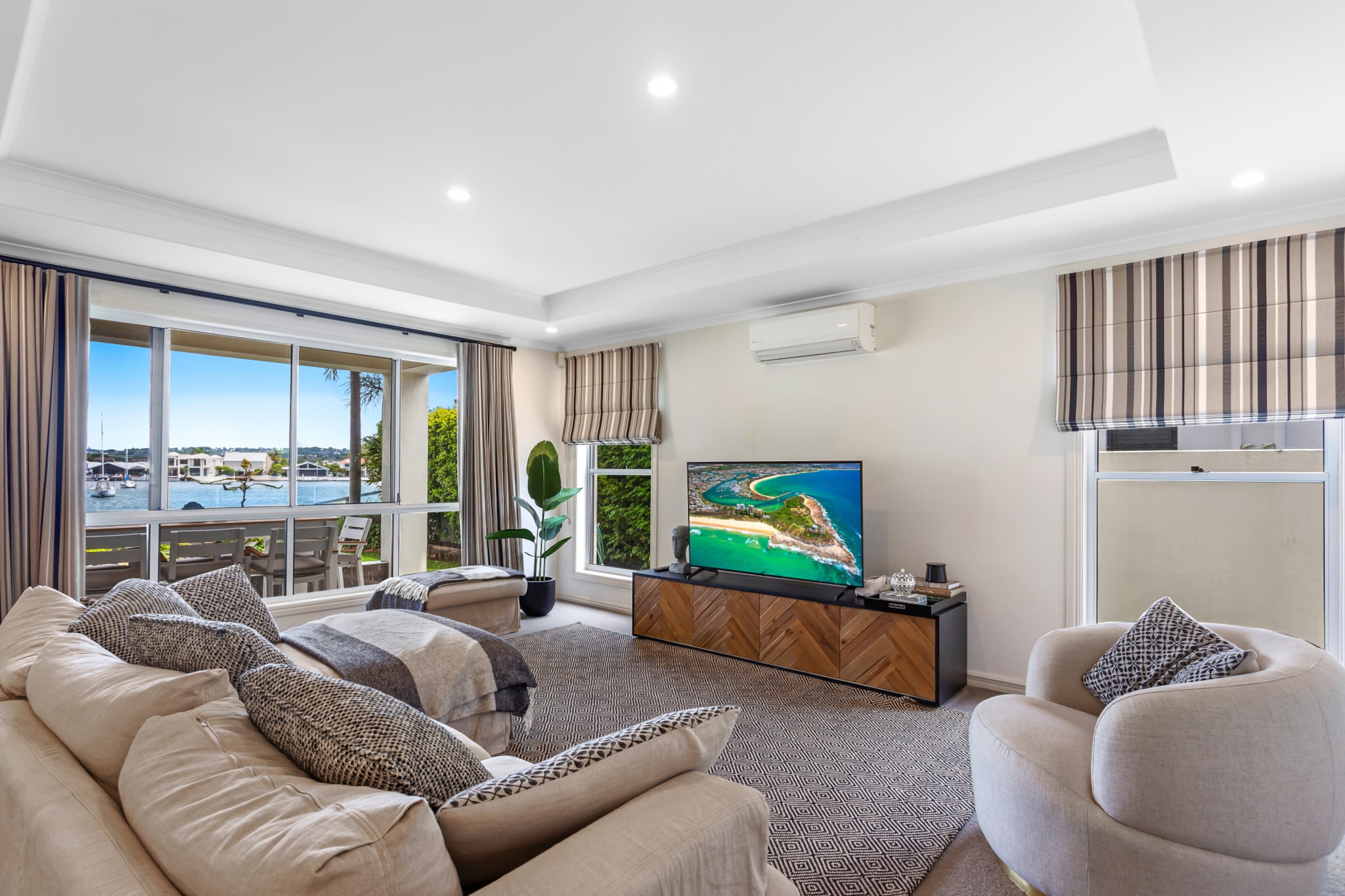 Hot Water, Internet Access DSL, Wardrobe, Kitchen(stove, electric kettle, toaster, coffee machine, oven, microwave, dishwasher, fridge, dishes and cutlery, Wine glasses), bedroom(Bed Linen, 2x single bed), bedroom(Queen Bed), bedroom(Queen Bed), bedroom(double king size bed), bathroom(bath tub, hairdryer, Towels/Sheets (Incl.), shampoo, body soap, Conditioner, Shower gel), bathroom(bath tub, hairdryer, Towels/Sheets (Incl.), shampoo, body soap), First Aid, Indoor play area, Play area, TV, tumble dryer, cot, washing machine, balcony or terrace, heating, air conditioning, swimming pool, private outdoor pool, iron, Essentials, Carbon monoxide detector, Long term stays allowed, Near Ocean