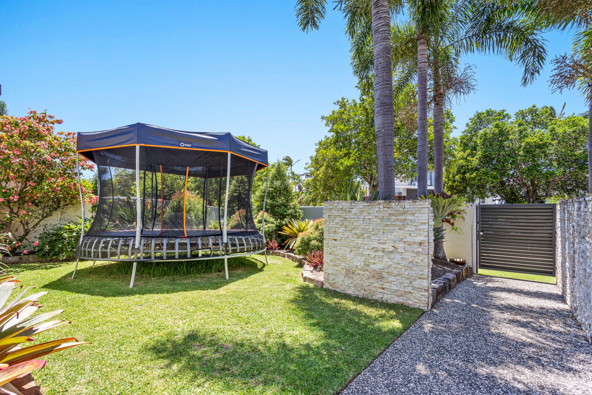 Amazing Canal House with Private Jetty, Gym & Pool