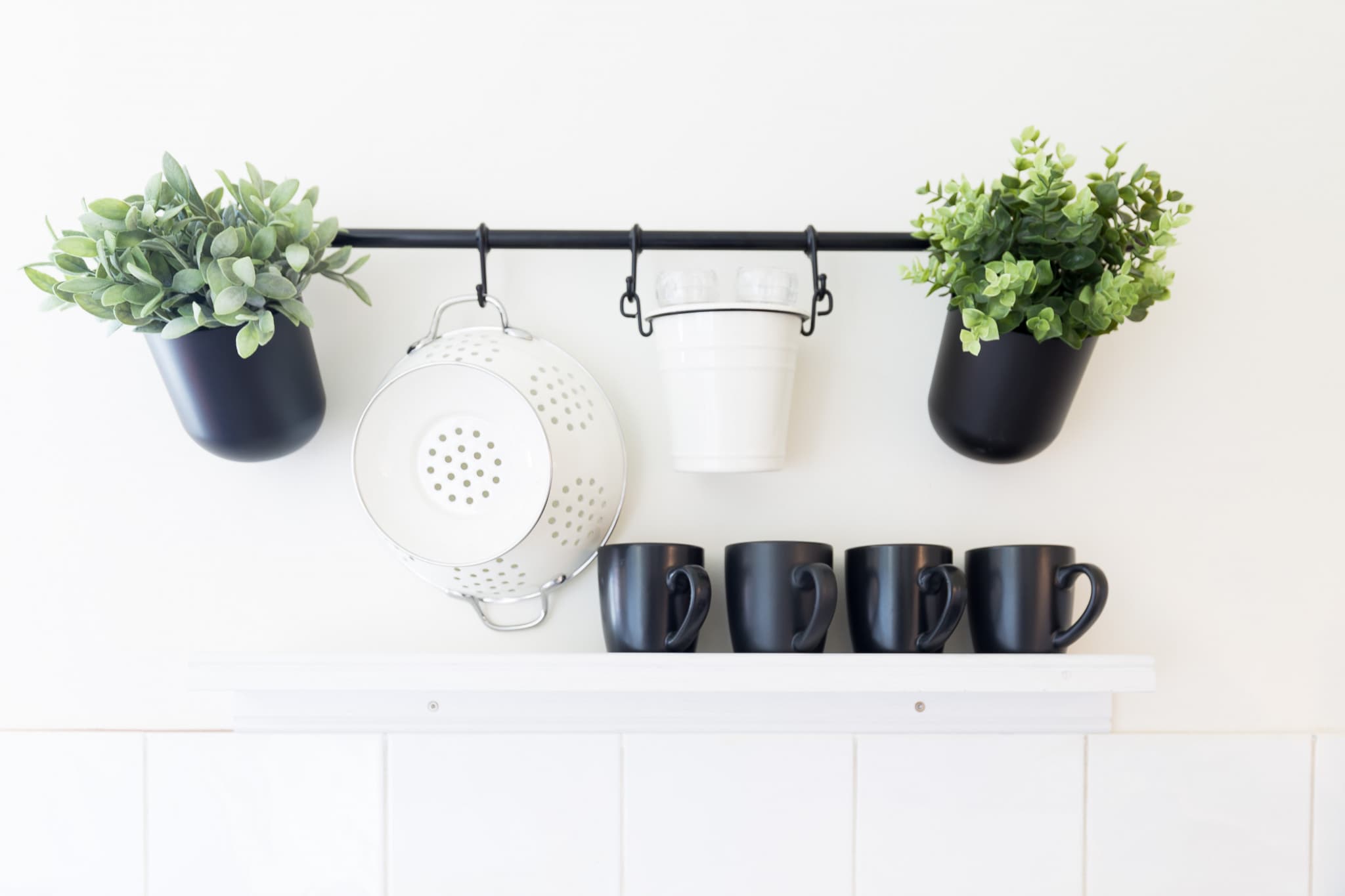 Bed Linen, Desk, Wardrobe, Kitchen(toaster, microwave, fridge, hairdryer), bedroom(Queen Bed), bathroom(Towels/Sheets (Incl.), shampoo, body soap), First Aid, TV, tumble dryer, washing machine, heating, air conditioning, iron, Essentials, Dedicated workspace, Carbon monoxide detector, Conditioner, Shower gel, Town, Wine glasses