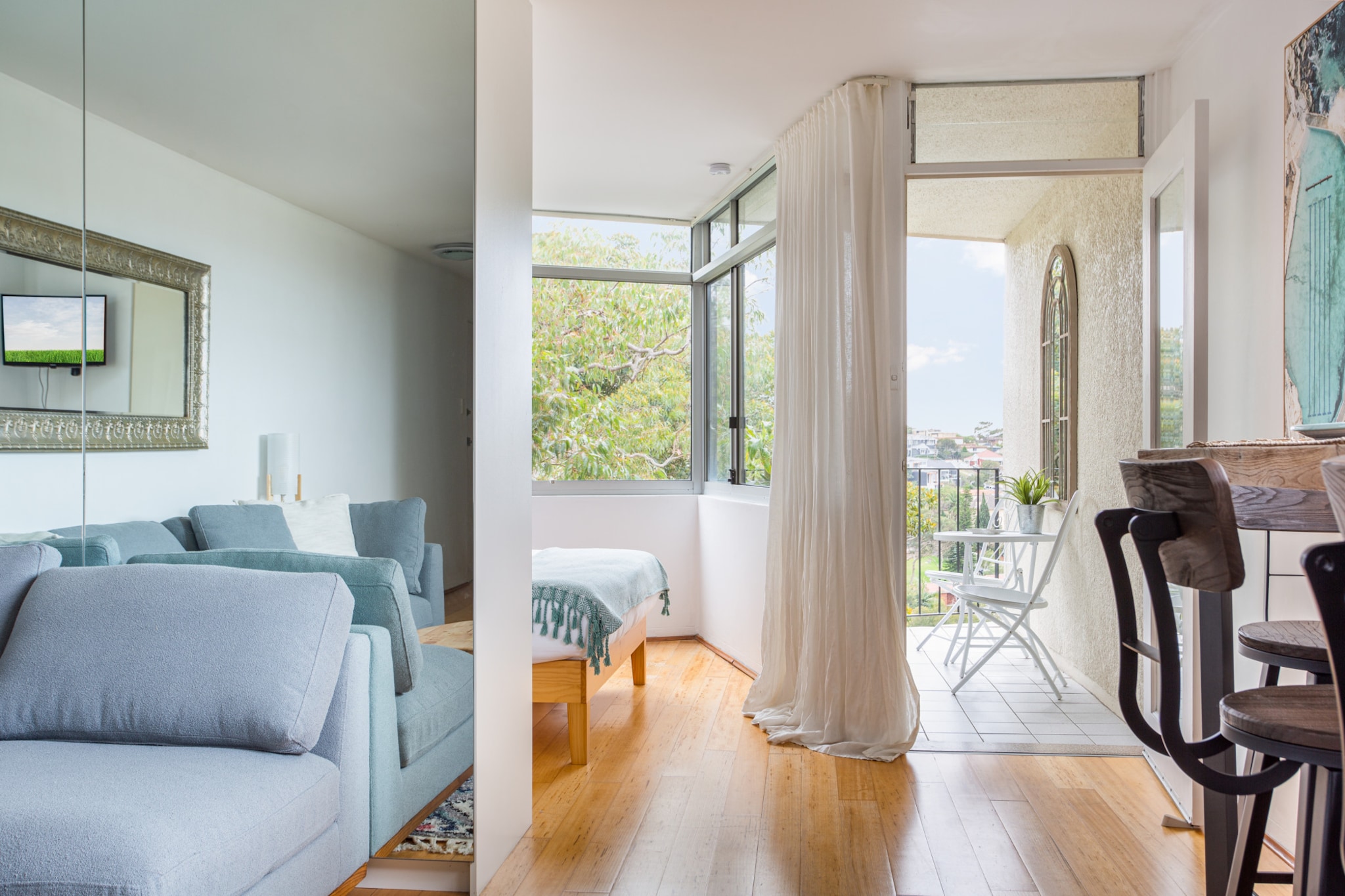 Bed Linen, Hot Water, Internet Access DSL, Wardrobe, Living room(TV), Kitchen(electric kettle, toaster, coffee machine, oven, microwave, fridge), First Aid, Beach, Play area, cot, balcony or terrace, heating, iron, hairdryer, Towels/Sheets (Incl.), shampoo, body soap, Essentials, Carbon monoxide detector, Conditioner, Long term stays allowed, Near Ocean, Sea view, Shower gel, Wine glasses