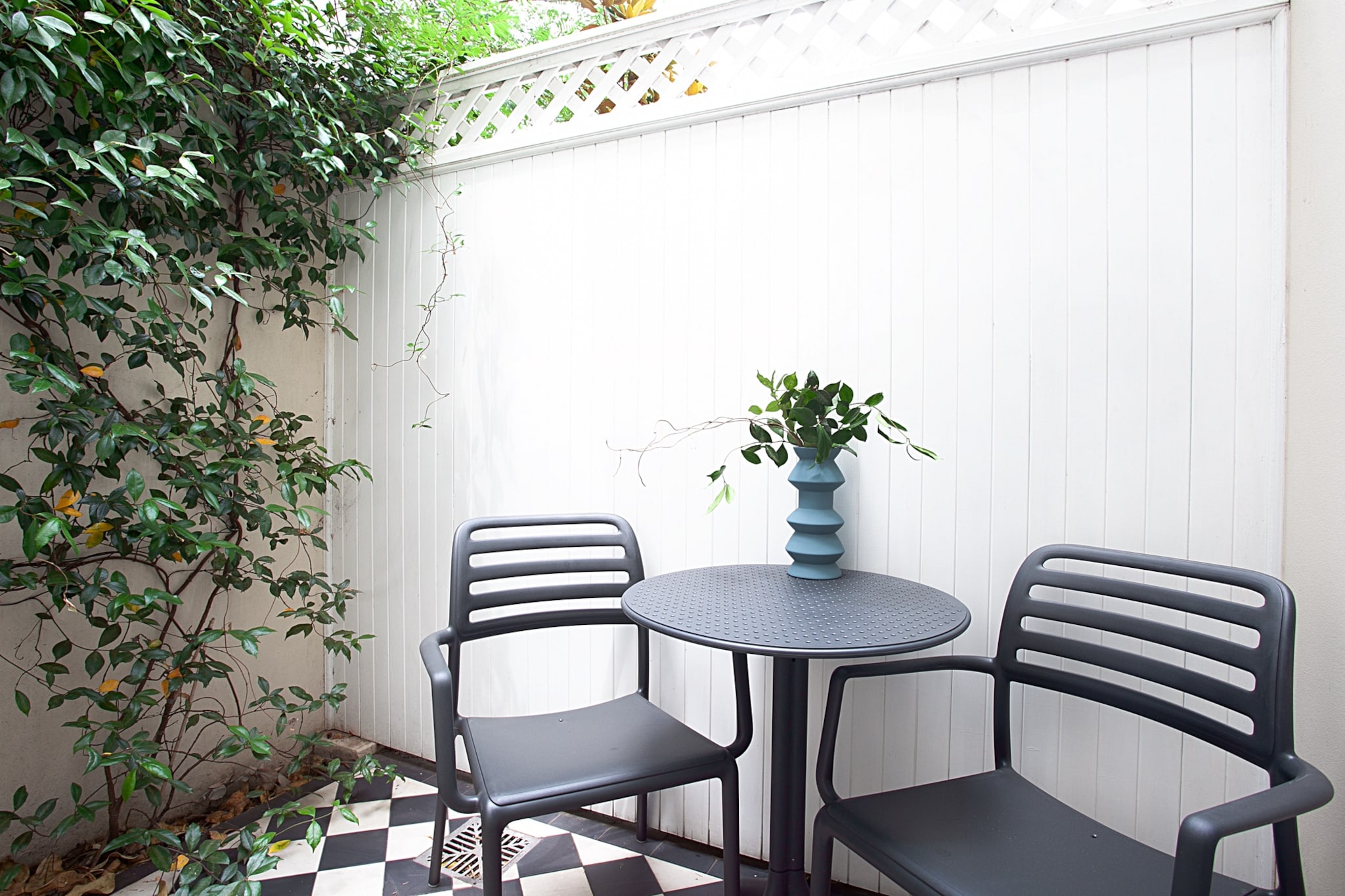 Bed Linen, Desk, Hot Water, Internet Access DSL, Wardrobe, Living room(TV), Kitchen(stove, electric kettle, toaster, coffee machine, oven, microwave, dishwasher, fridge), First Aid, washing machine, balcony or terrace, heating, iron, hairdryer, Towels/Sheets (Incl.), shampoo, body soap, Essentials, dishes and cutlery, Dedicated workspace, Carbon monoxide detector, Conditioner, Long term stays allowed, Shower gel, Wine glasses