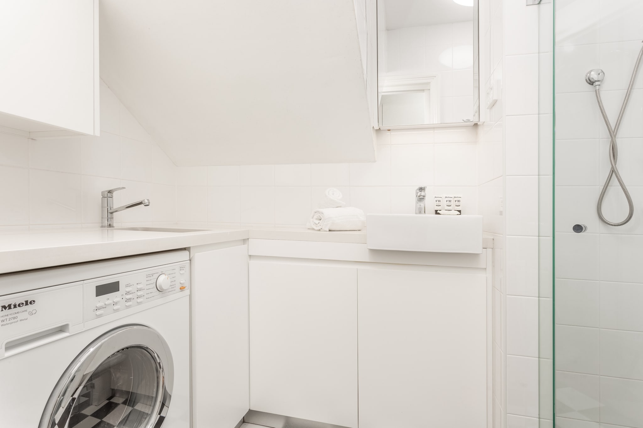 Bed Linen, Desk, Hot Water, Internet Access DSL, Wardrobe, Living room(TV), Kitchen(stove, electric kettle, toaster, coffee machine, oven, microwave, dishwasher, fridge), First Aid, washing machine, balcony or terrace, heating, iron, hairdryer, Towels/Sheets (Incl.), shampoo, body soap, Essentials, dishes and cutlery, Dedicated workspace, Carbon monoxide detector, Conditioner, Long term stays allowed, Shower gel, Wine glasses