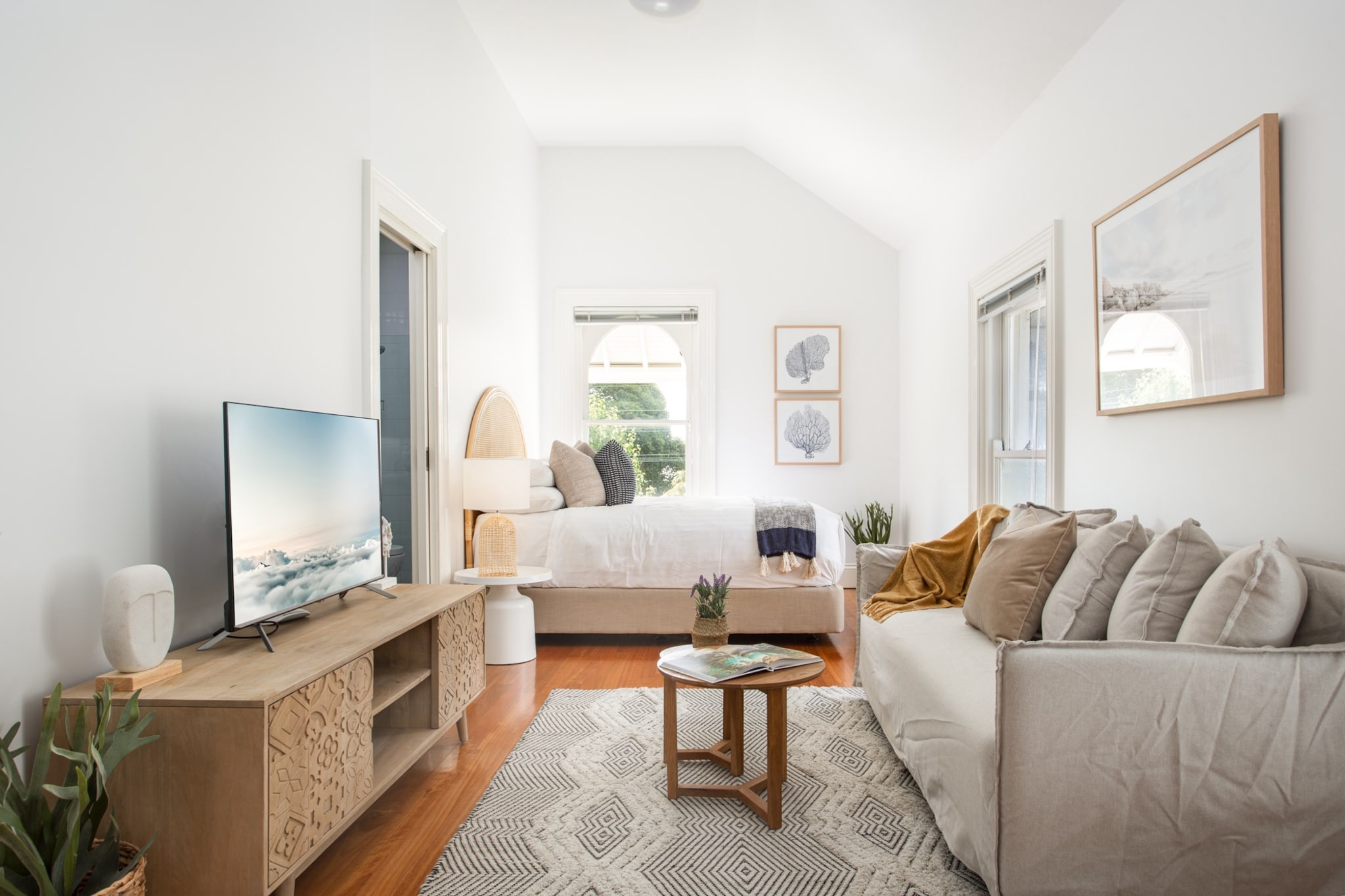 Bed Linen, Desk, Hot Water, Internet Access DSL, Wardrobe, Kitchen(stove, electric kettle, toaster, coffee machine, oven, microwave, dishwasher, fridge), bedroom(Queen Bed), bathroom(hairdryer, Towels/Sheets (Incl.), shampoo, body soap), First Aid, TV, tumble dryer, washing machine, balcony or terrace, heating, iron, Essentials, dishes and cutlery, Dedicated workspace, Carbon monoxide detector, Conditioner, Long term stays allowed, Shower gel, Wine glasses