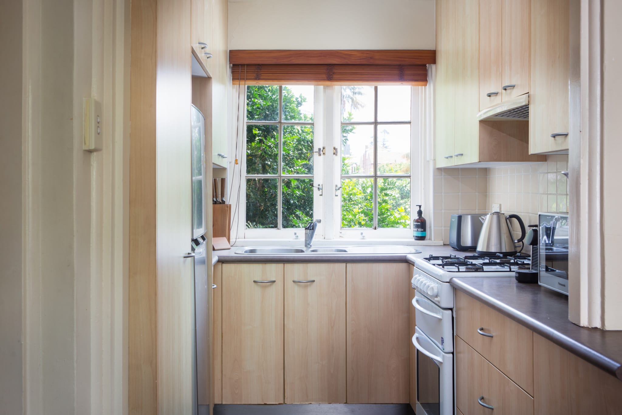 Bed Linen, Hot Water, Internet Access DSL, Wardrobe, Kitchen(stove, electric kettle, toaster, coffee machine, oven, microwave, fridge), bedroom(Queen Bed), bathroom(hairdryer, Towels/Sheets (Incl.), shampoo, body soap), First Aid, Beach, TV, washing machine, heating, iron, Essentials, Carbon monoxide detector, Conditioner, Long term stays allowed, Near Ocean, Shower gel, Wine glasses