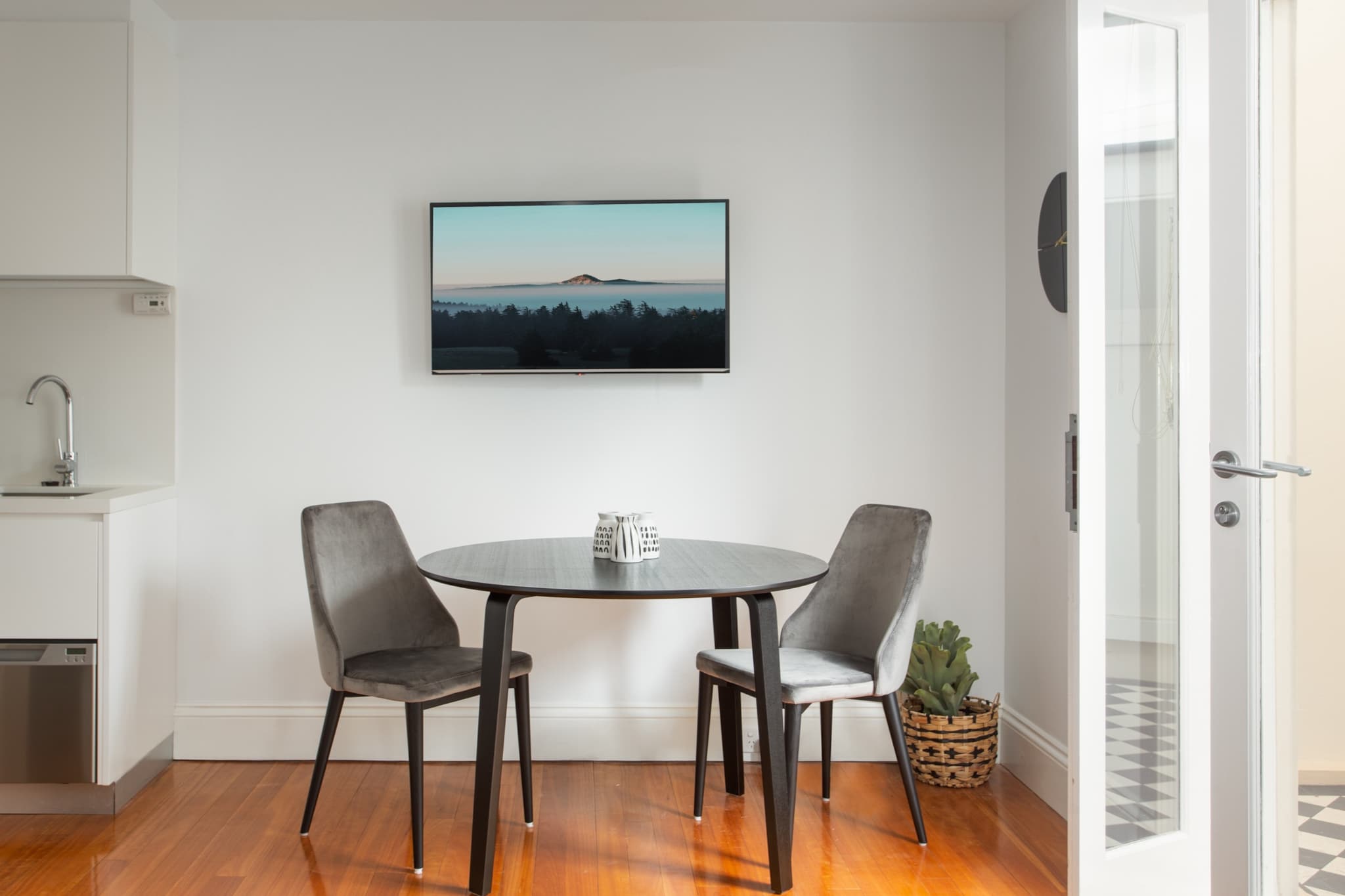 Stunning Studio with Alfresco Terrace near Trains