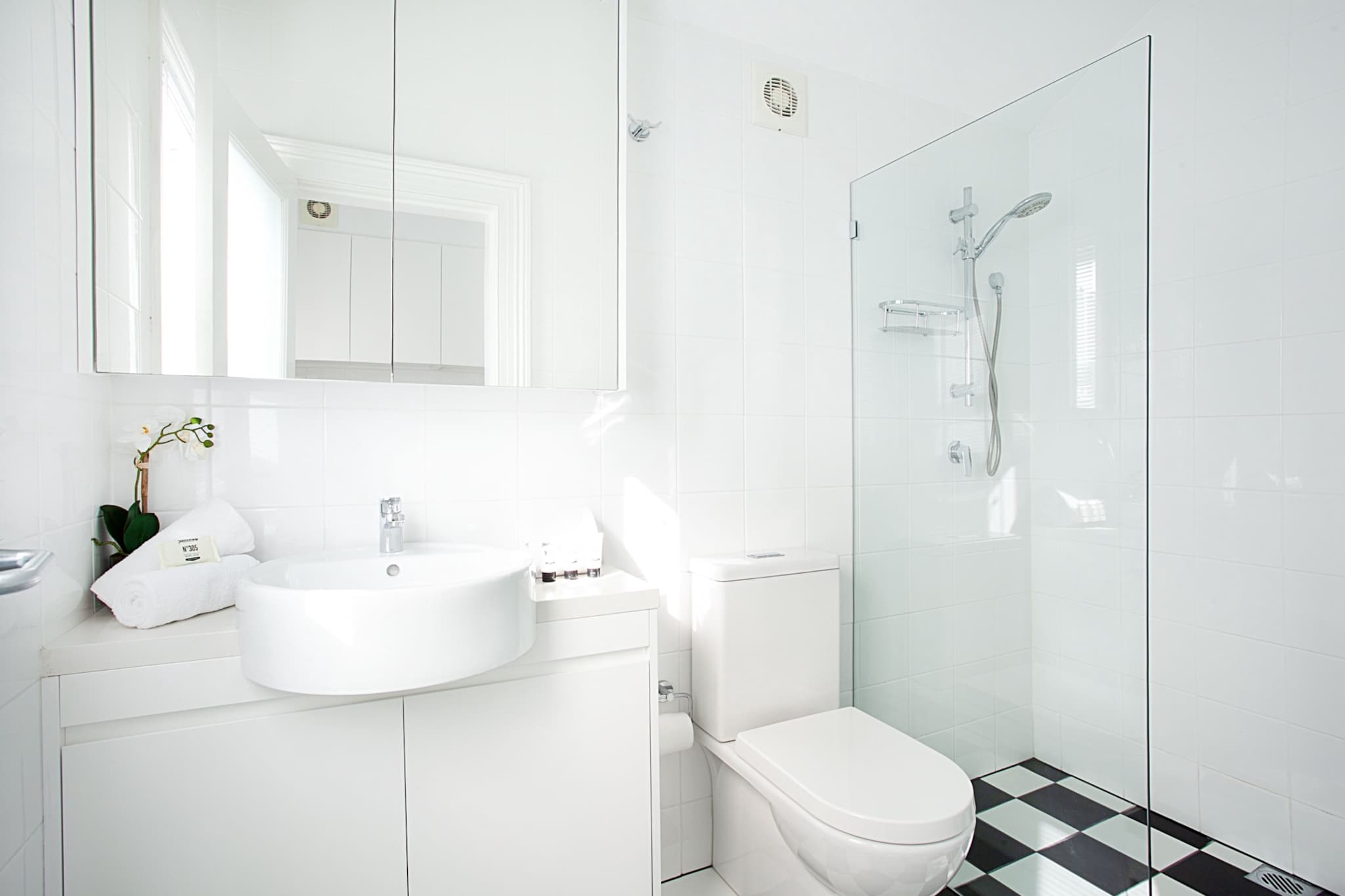 Bed Linen, Desk, Hot Water, Internet Access DSL, Wardrobe, Kitchen(stove, electric kettle, toaster, coffee machine, oven, dishwasher, fridge, dishes and cutlery), Living/diningroom(TV, dining table), bedroom(Queen Bed), bathroom(shower, washbasin, toilet, hairdryer, Essentials), First Aid, washing machine, balcony or terrace, heating, iron, Dedicated workspace, Carbon monoxide detector, Conditioner, Long term stays allowed, Shower gel, Wine glasses