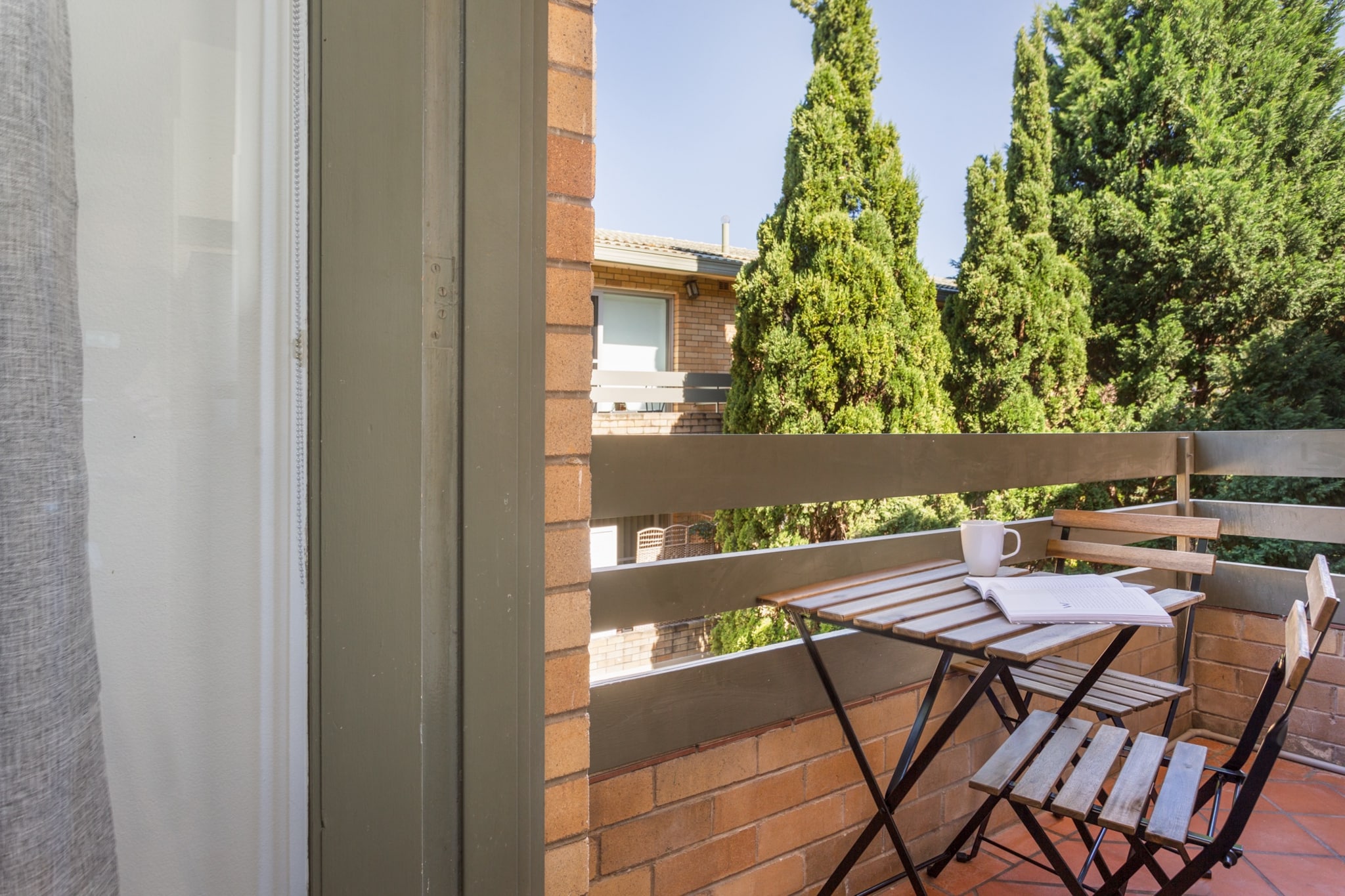 Unit With Balcony, Backyard and Parking Near Shops