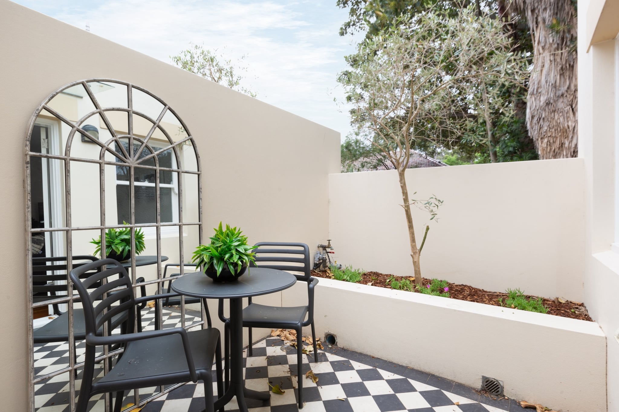 Desk, Hot Water, Wardrobe, Kitchen(stove, electric kettle, toaster, coffee machine, oven, microwave, dishwasher, fridge, Wine glasses), bedroom(Bed Linen, Room-darkening shades, Queen Bed), bathroom(hairdryer, Towels/Sheets (Incl.), shampoo, body soap, Conditioner, Shower gel), First Aid, TV, tumble dryer, washing machine, balcony or terrace, heating, iron, Essentials, Dedicated workspace, Carbon monoxide detector