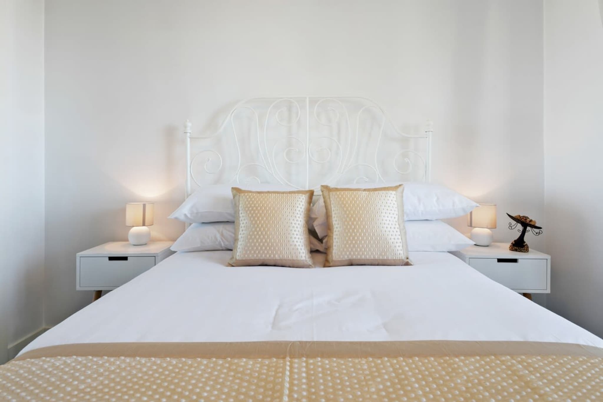 Bed Linen, Elevator, Hot Water, Wardrobe, Living room(TV), Kitchen(stove, electric kettle, toaster, coffee machine, oven, microwave, dishwasher, fridge), bedroom(Queen Bed), bedroom(double bed), bathroom(shower, washbasin, toilet), Play area, washing machine, balcony or terrace, heating, air conditioning, iron, hairdryer, Towels/Sheets (Incl.), shampoo, body soap, Essentials, dishes and cutlery, Conditioner, Long term stays allowed, Shower gel, Wine glasses