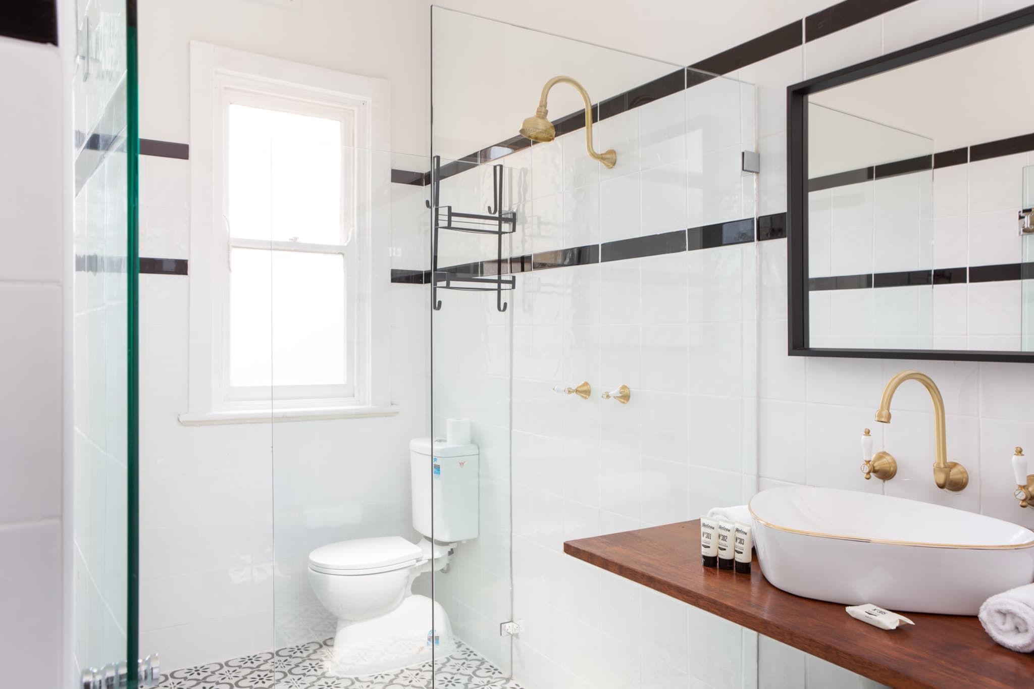 Central 2-Bed Apartment with Private Parking