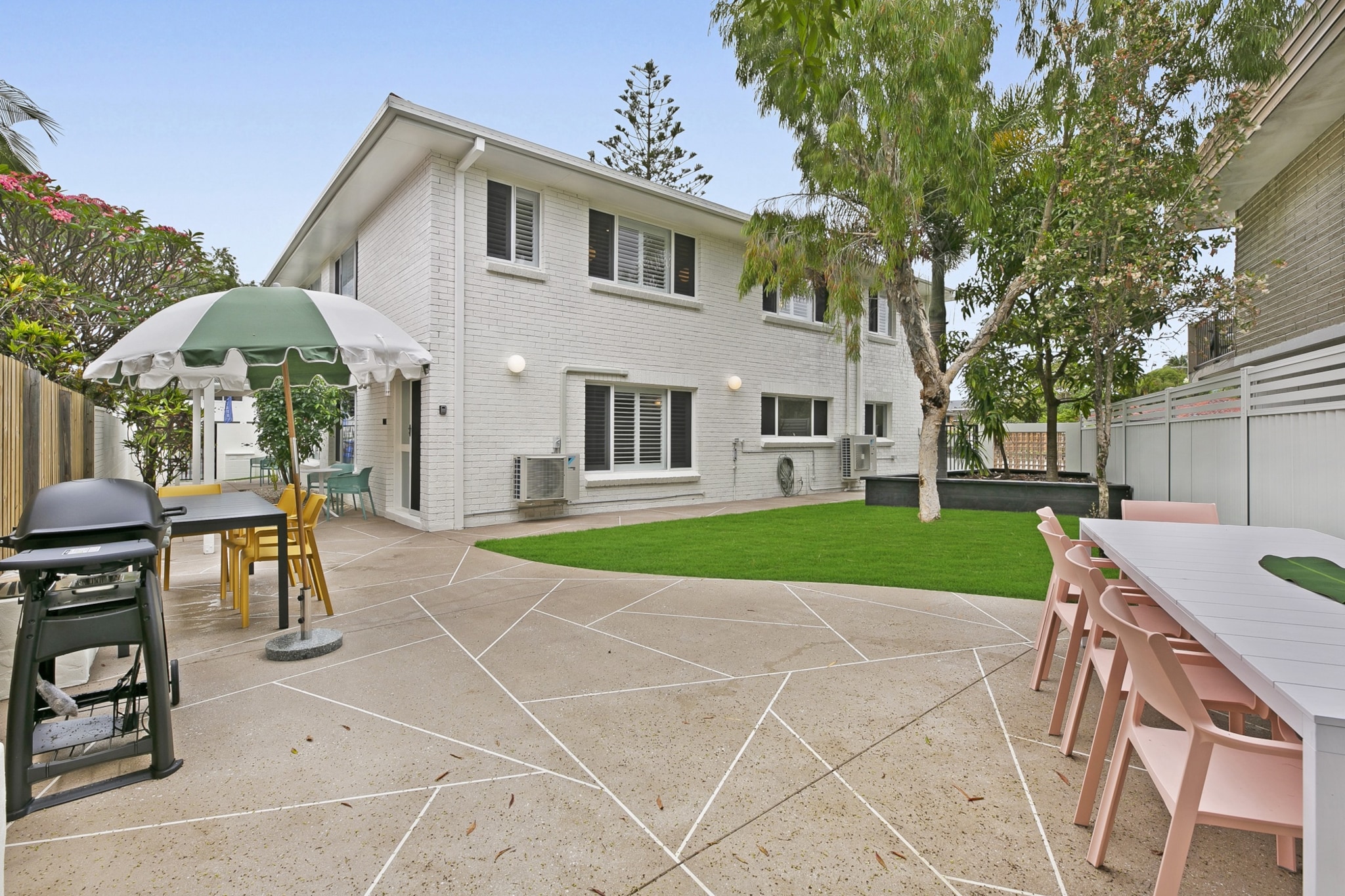 Spacious 4-Bed Villa with Mediterranean Charm