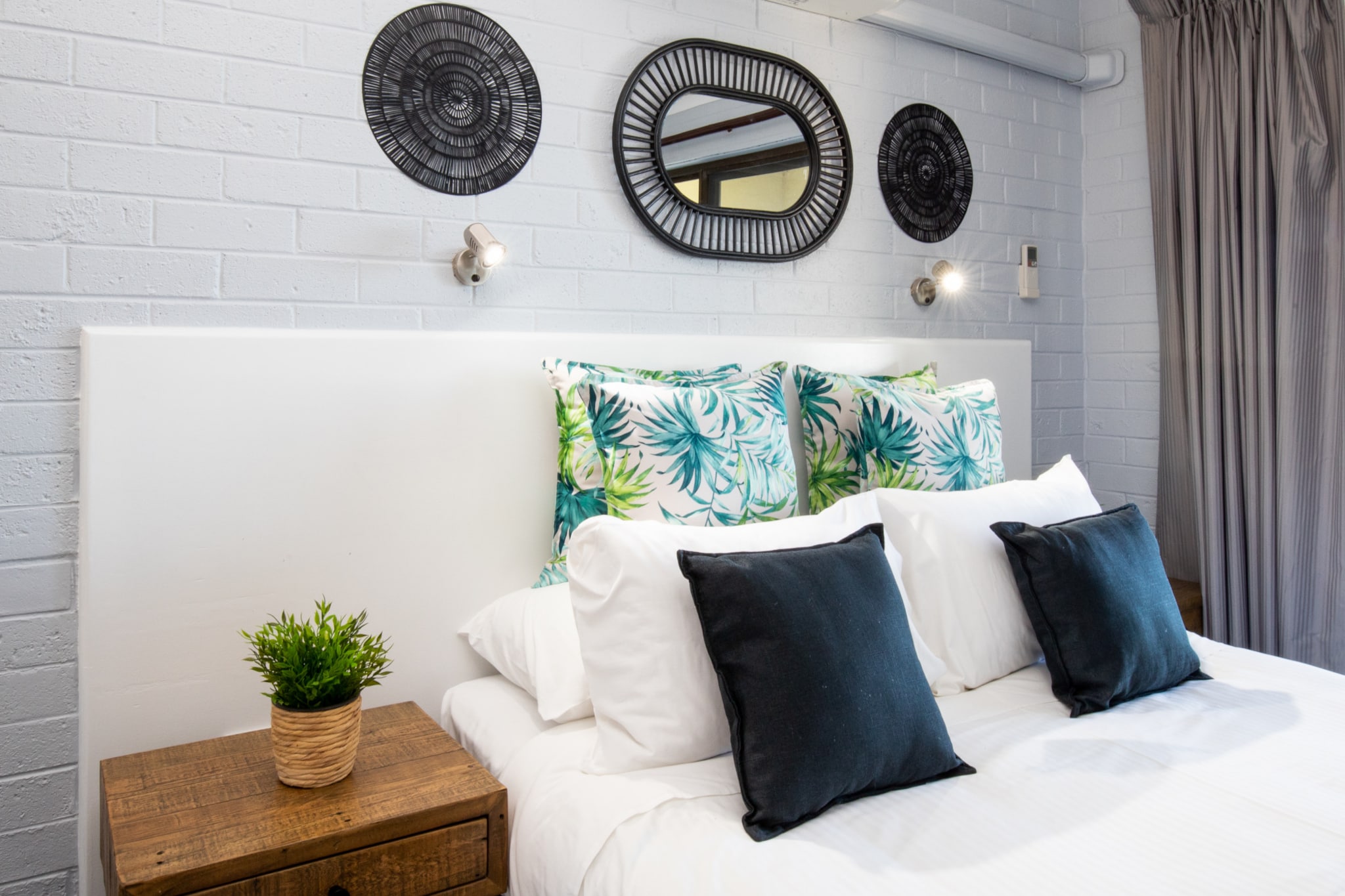 Desk, Hot Water, Internet Access DSL, Wardrobe, Kitchen(stove, electric kettle, toaster, oven, microwave, fridge, dishes and cutlery, Wine glasses), bedroom(Bed Linen, Queen Bed), bathroom(hairdryer, Towels/Sheets (Incl.), shampoo, body soap, Conditioner, Shower gel), First Aid, Beach, TV, cot, balcony or terrace, heating, air conditioning, swimming pool, private outdoor pool, iron, Essentials, Dedicated workspace, Long term stays allowed, Near Ocean, Sea view