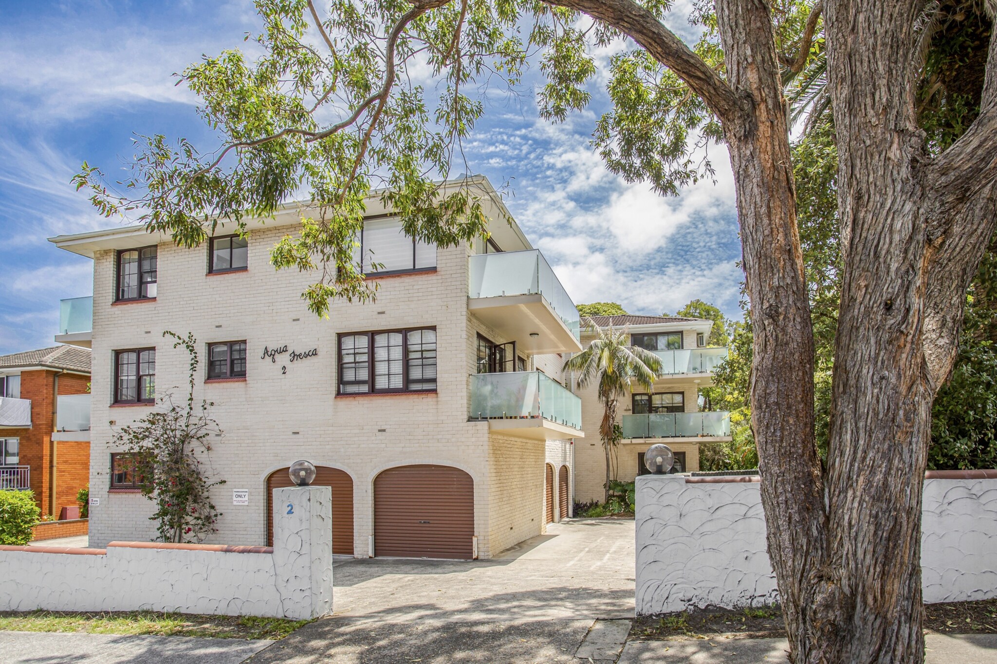 Bed Linen, Desk, Hot Water, Internet Access DSL, Wardrobe, Kitchen(dining table, stove, electric kettle, toaster, coffee machine, oven, microwave, dishwasher, fridge), bedroom(Queen Bed), bedroom(double bed), bathroom(hairdryer, Towels/Sheets (Incl.), shampoo, body soap), First Aid, Beach, Play area, TV, tumble dryer, washing machine, balcony or terrace, heating, air conditioning, iron, Essentials, dishes and cutlery, Dedicated workspace, Coffee, Conditioner, Long term stays allowed, Near Ocean, Room-darkening shades, Shower gel, Town, Wine glasses