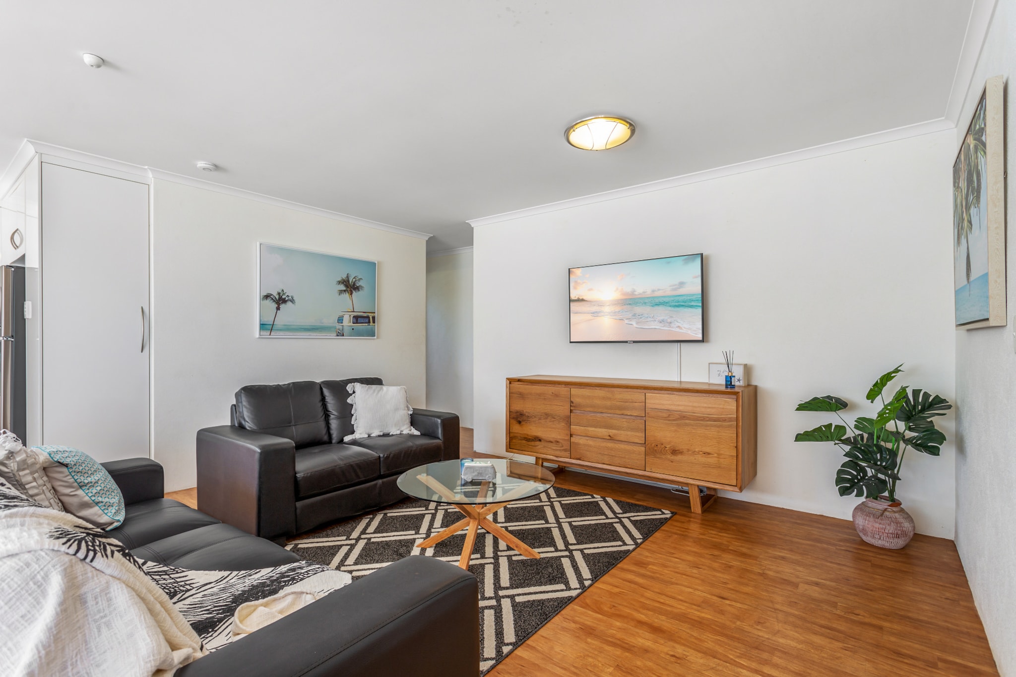 Cosy 2-Bedroom Seaside Unit Steps from Beach