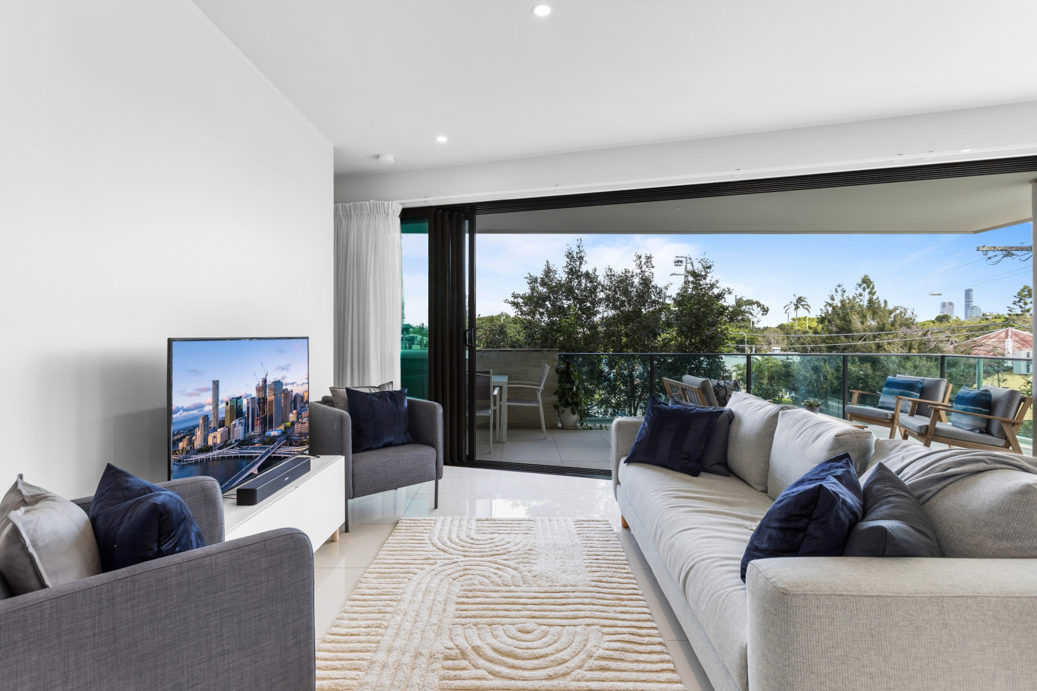 Bed Linen, Hot Water, Internet Access DSL, Wardrobe, Kitchen(stove, electric kettle, toaster, coffee machine, oven, microwave, dishwasher, fridge), bedroom(Queen Bed), bedroom(2x single bed), bedroom(2x single bed), bathroom(bath tub, hairdryer, Towels/Sheets (Incl.), shampoo, body soap), bathroom, First Aid, Play area, TV, cot, washing machine, balcony or terrace, heating, air conditioning, iron, Essentials, dishes and cutlery, Conditioner, Long term stays allowed, Room-darkening shades, Shower gel, Wine glasses