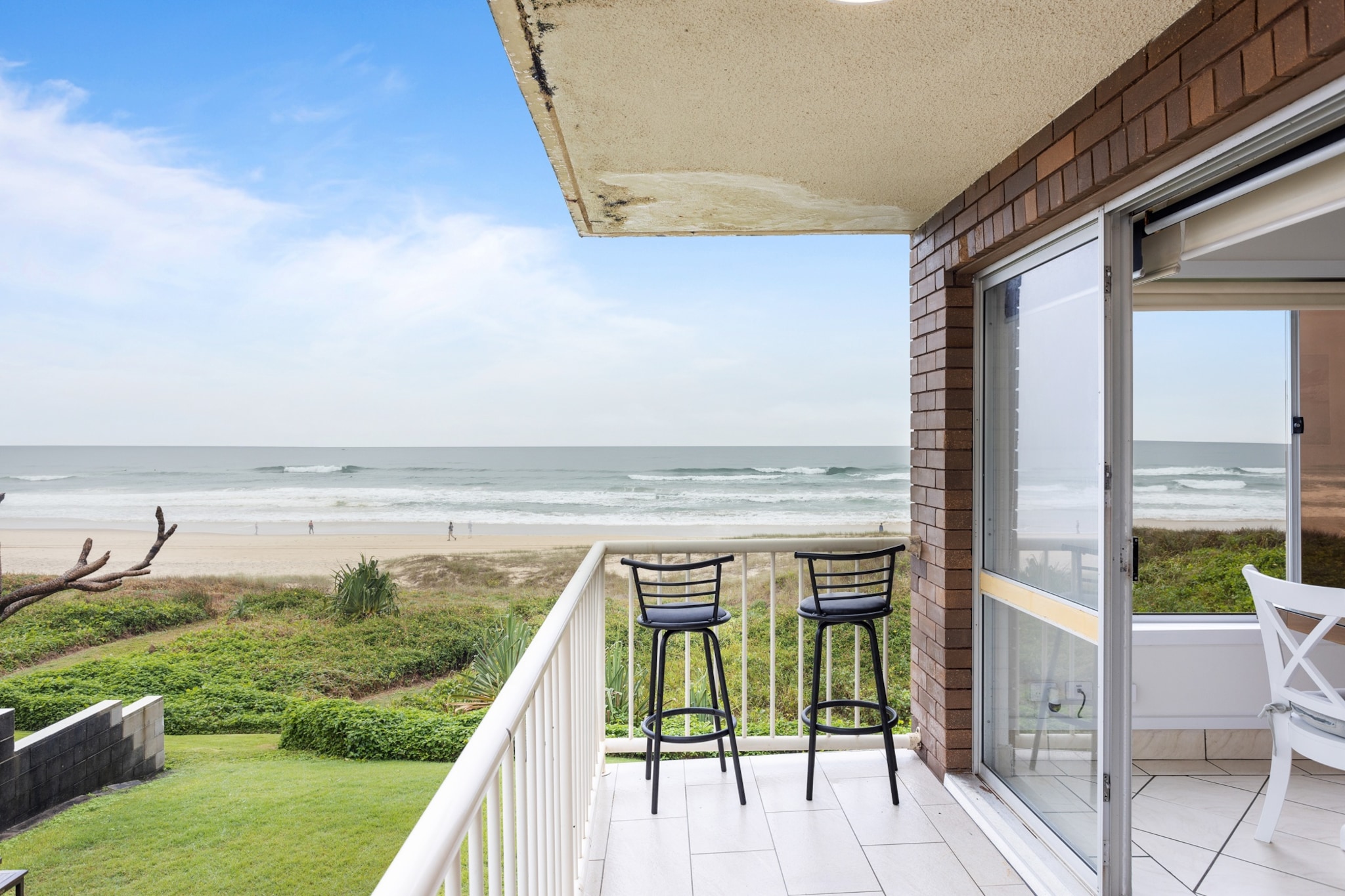 Wake to Waves in Spacious 3-Bed Beachfront Unit