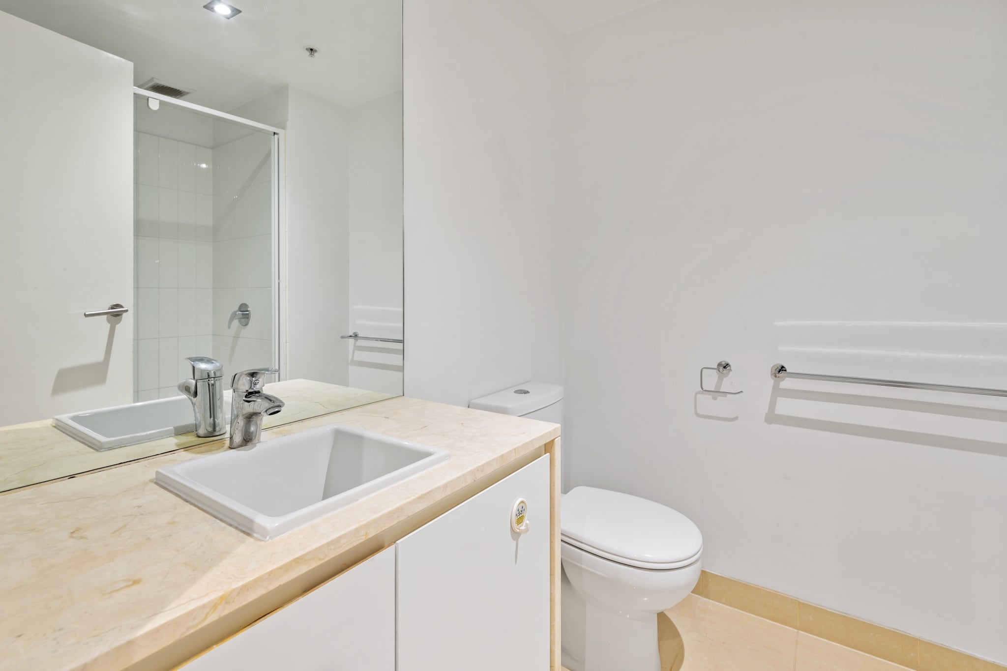 Central 2-Bed Apartment with Parking,