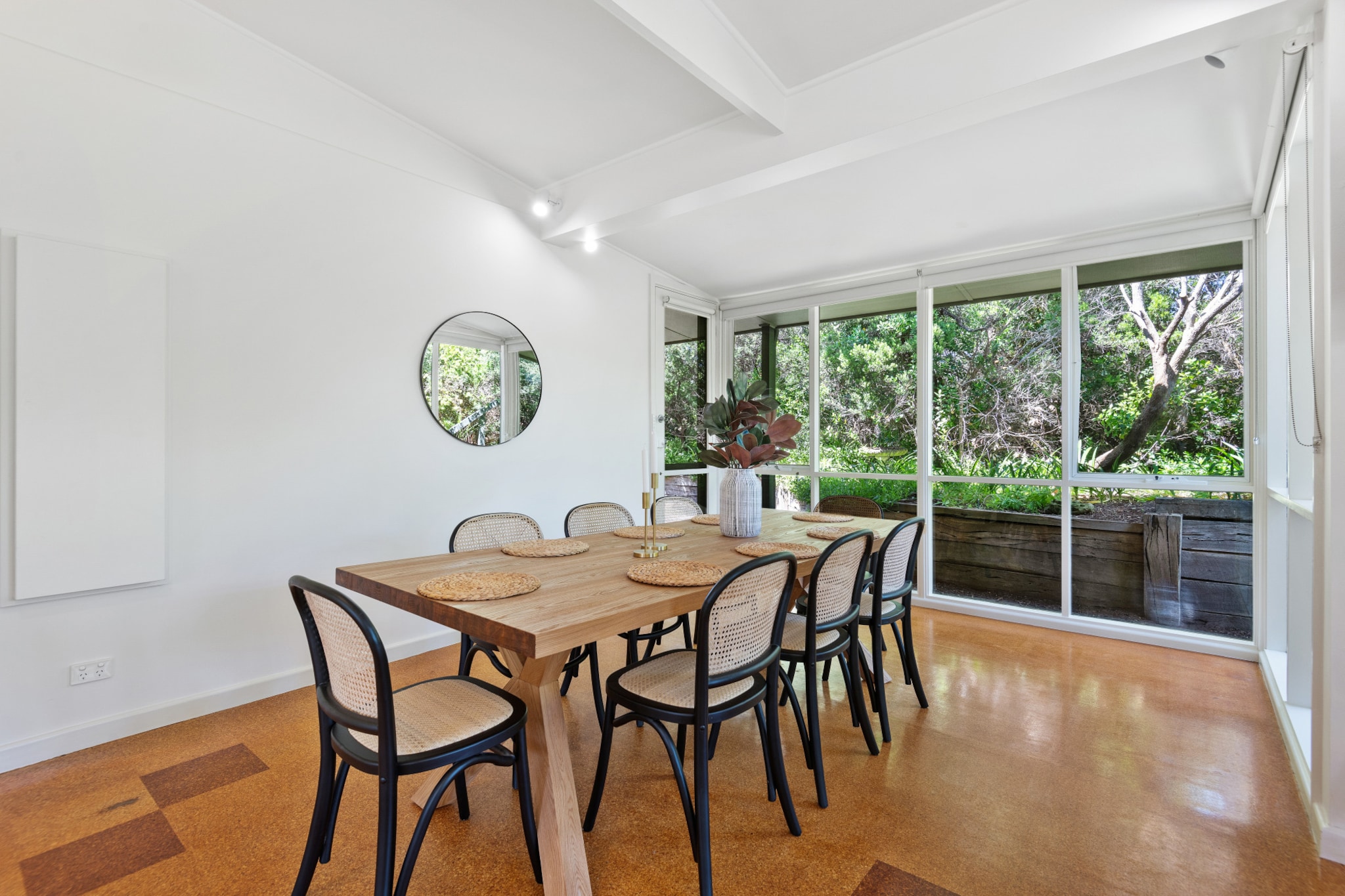 Hot Water, Internet Access DSL, Wardrobe, Kitchen(stove, electric kettle, toaster, coffee machine, oven, microwave, dishwasher, fridge, dishes and cutlery, Cooking basics, Wine glasses), bedroom(Bed Linen, Queen Bed), bedroom(Queen Bed), bedroom(double bed), bedroom(2x single bed), bathroom(bath tub, hairdryer, Towels/Sheets (Incl.), shampoo, body soap, Conditioner, Shower gel), bathroom, First Aid, Beach, Play area, TV, tumble dryer, washing machine, heating, air conditioning, iron, Essentials, Carbon monoxide detector, Long term stays allowed, Near Ocean, Room-darkening shades, Town