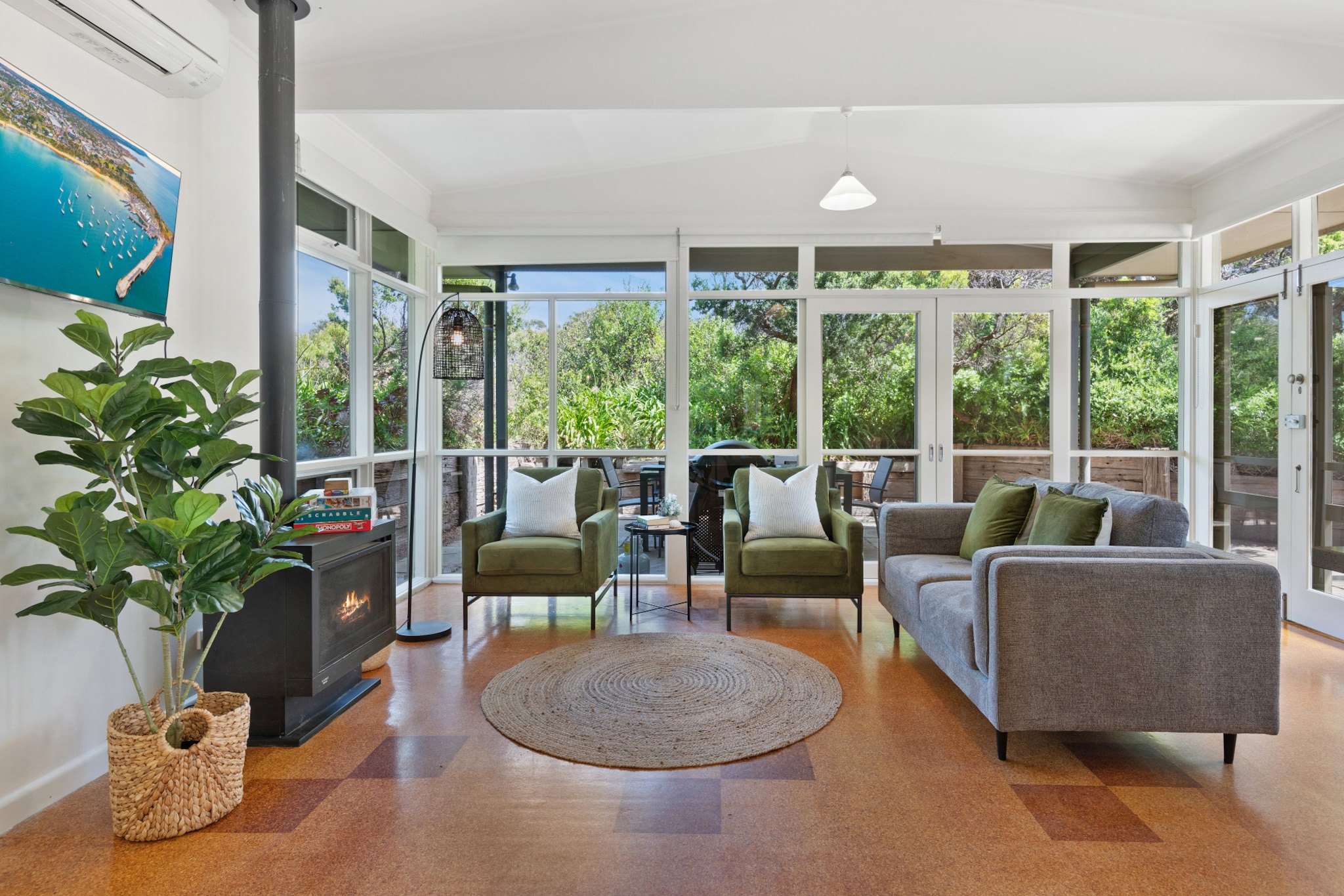 Spacious Coastal 4-Bed Steps from the Sand