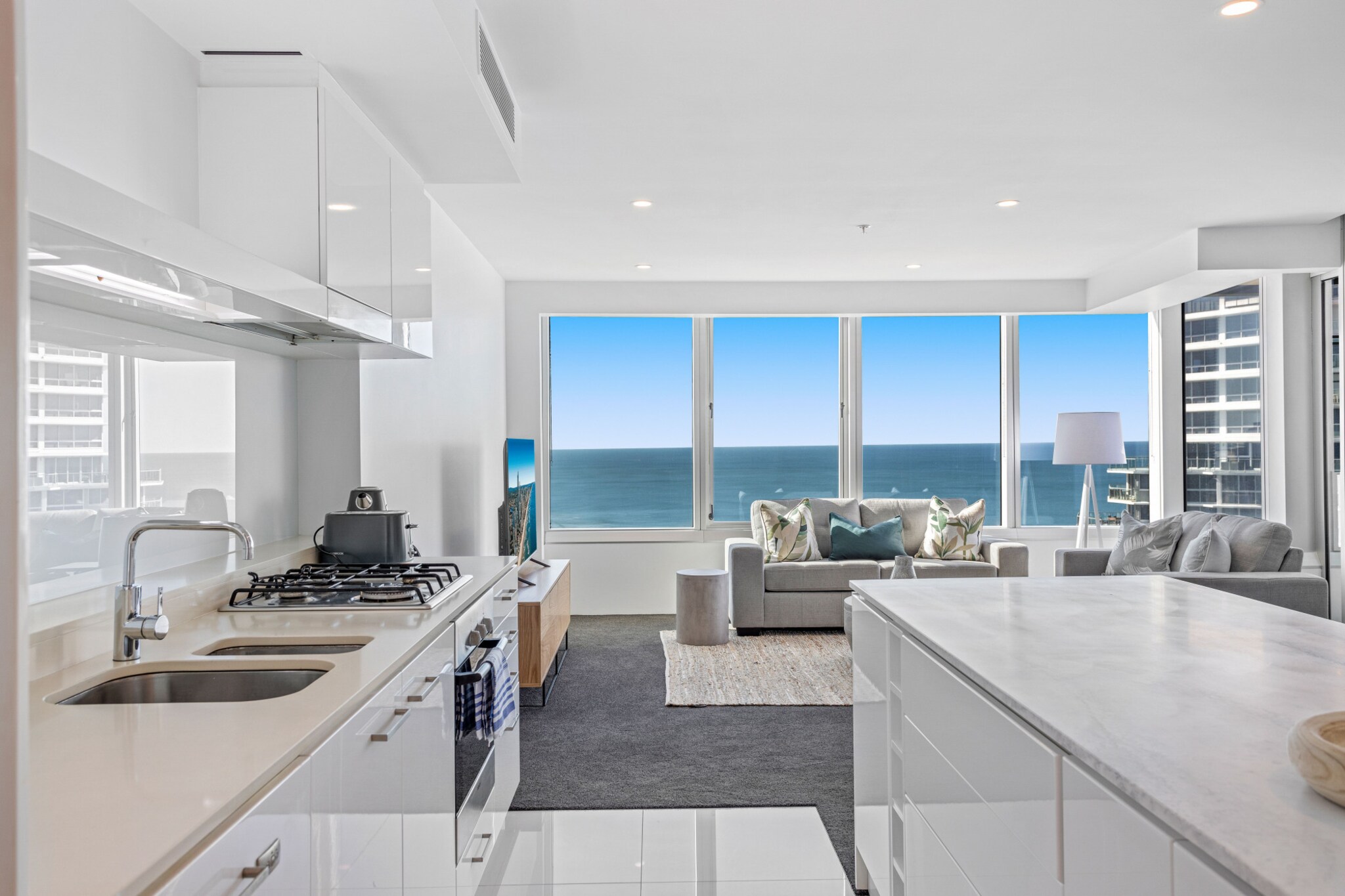 Oceanview 2-Bed with Pool, Sauna, Gym & Parking