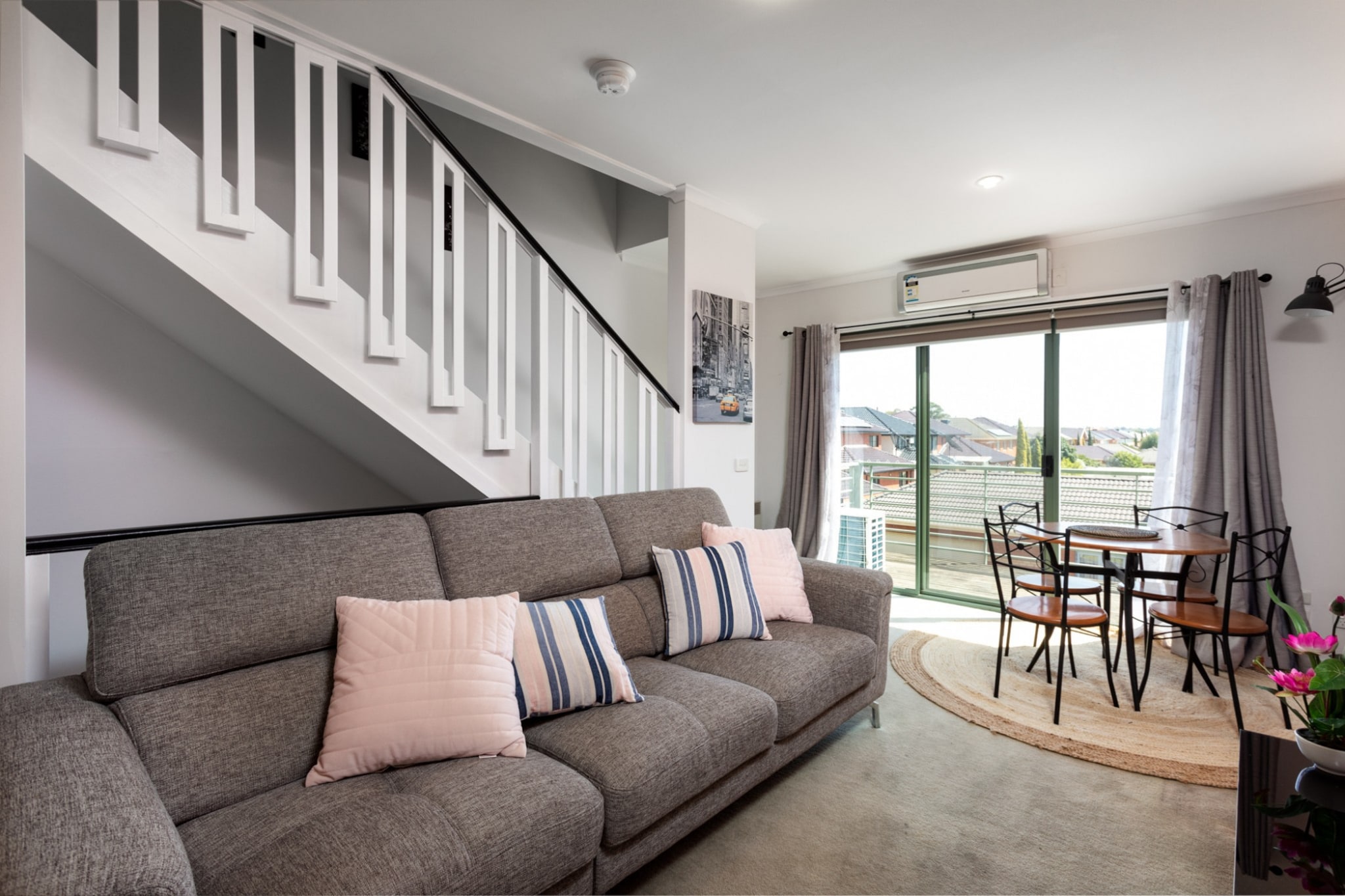 Snug 2-bed Townhouse Near Bustling Shops