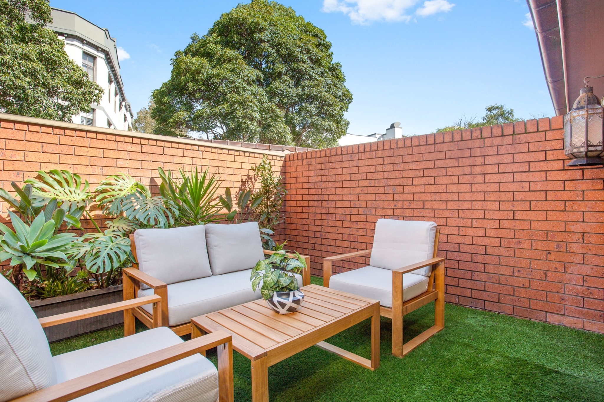 Immerse yourself in the dynamic atmosphere of the inner city in this stylish modern 2-bed townhouse in the heart of Chippendale. Offering incredibly decorated and snug living areas the property boasts two courtyards each with outdoor seating available. Sandwiched between three university campuses, two shopping centres and train stations, you’ll never be far from a cafe, shop or bars to indulge yourself. Perfect for those looking for an energetic trip, this property is the one for you.
The space
This impeccable townhouse offers truly chic interiors with an emphasis on the abundance of natural light present. With its elegant interiors, sleek kitchen, modern appliances, modern bathroom, comfortable bedrooms, on-site parking and living areas that extend out into the two enclosed courtyards with outdoor seating. This property has everything you’d need for an unforgettable stay.
 
General
- Chic 2-bedroom, 1-bathroom townhouse.
- On-site lock-up garage parking available.
- Air conditioner and heating available.
- Incredibly sleek interior decor and furnishings.
- Cosy front courtyard with outdoor seating and plants.
- Stunning back courtyard with outdoor seating and dining.
- Easily walk to the city, as well as frequent and abundant buses.
 
Bedroom & bathroom
- Bedroom 1: 1x Queen Bed.
- Bedroom 2: 1x Double Bed.
- Sleek modern bathroom.
- Laundry unit with washer and dryer.
 
Kitchen
- Fully stocked with appliances, cooking equipment and utensils.
- Kettle, toaster, coffee machine and microwave available.
- Oven and electric stovetop available.
- Dishwasher available.
- 2-seater countertop.
 
Living Room
- Plush couch and coffee table available.
- TV with free-to-air and streaming options available.
- 4 to 6 seater dining table.
 
Points of Interest
- Peace Park - 2 minutes (200m) walk away.
- Broadway Shopping Centre - 5 minutes (400m) walk away.
- White Rabbit Gallery - 5 minute (400m) walk away.
- Central Park Mall and UTS Campus- 6 minutes (450m) walk away.
- Victoria Park and USYD Campus - 7 minutes (500m) walk away.