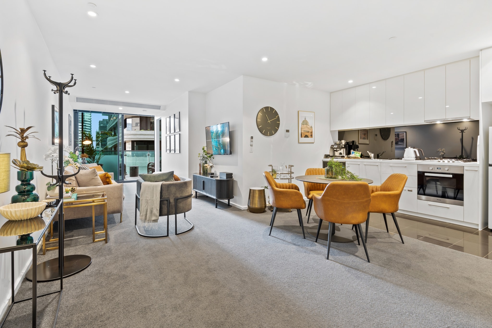 Bed Linen, Desk, Elevator, Hot Water, Internet Access DSL, Wardrobe, Living room(TV, seating area), Kitchen(stove, electric kettle, toaster, oven, microwave, fridge, dishes and cutlery, Wine glasses), bedroom(Queen Bed), bedroom(Queen Bed), bathroom(tumble dryer, washing machine, iron, hairdryer, Towels/Sheets (Incl.), shampoo, body soap, Essentials, Conditioner, Shower gel), bathroom, First Aid, Indoor pool, balcony or terrace, heating, air conditioning, swimming pool, Dedicated workspace, Carbon monoxide detector, Town