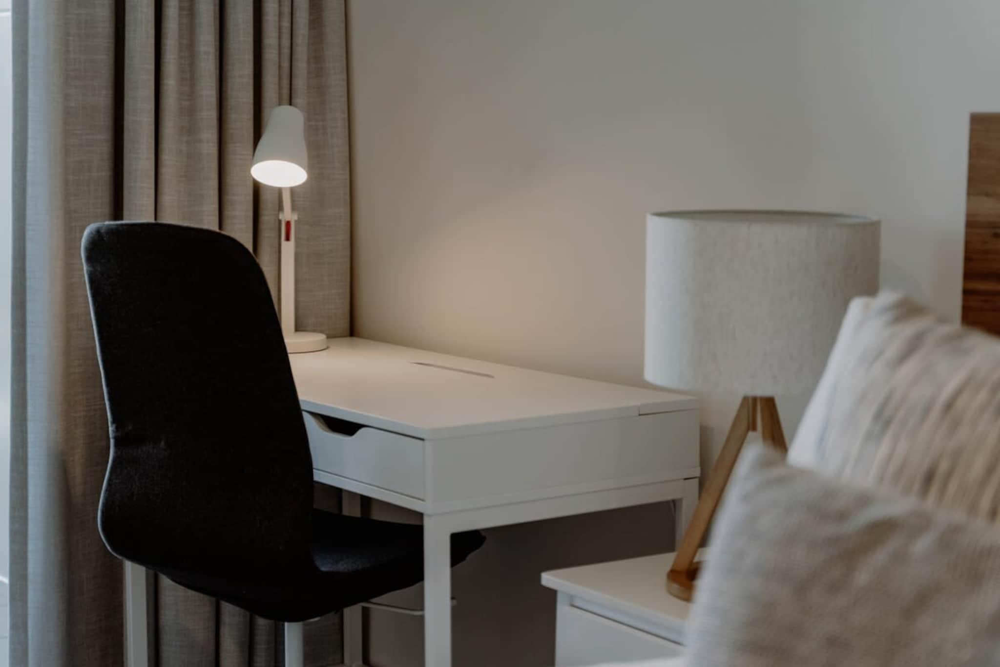 Desk, Elevator, Hot Water, Internet Access DSL, Wardrobe, Kitchen(stove, electric kettle, toaster, coffee machine, oven, microwave, dishwasher, fridge, dishes and cutlery, Wine glasses), bedroom(Bed Linen, Room-darkening shades, Queen Bed), bathroom(hairdryer, Towels/Sheets (Incl.), shampoo, body soap, Conditioner, Shower gel), First Aid, TV, tumble dryer, washing machine, balcony or terrace, heating, air conditioning, iron, Essentials, Dedicated workspace, Long term stays allowed, Mountain view