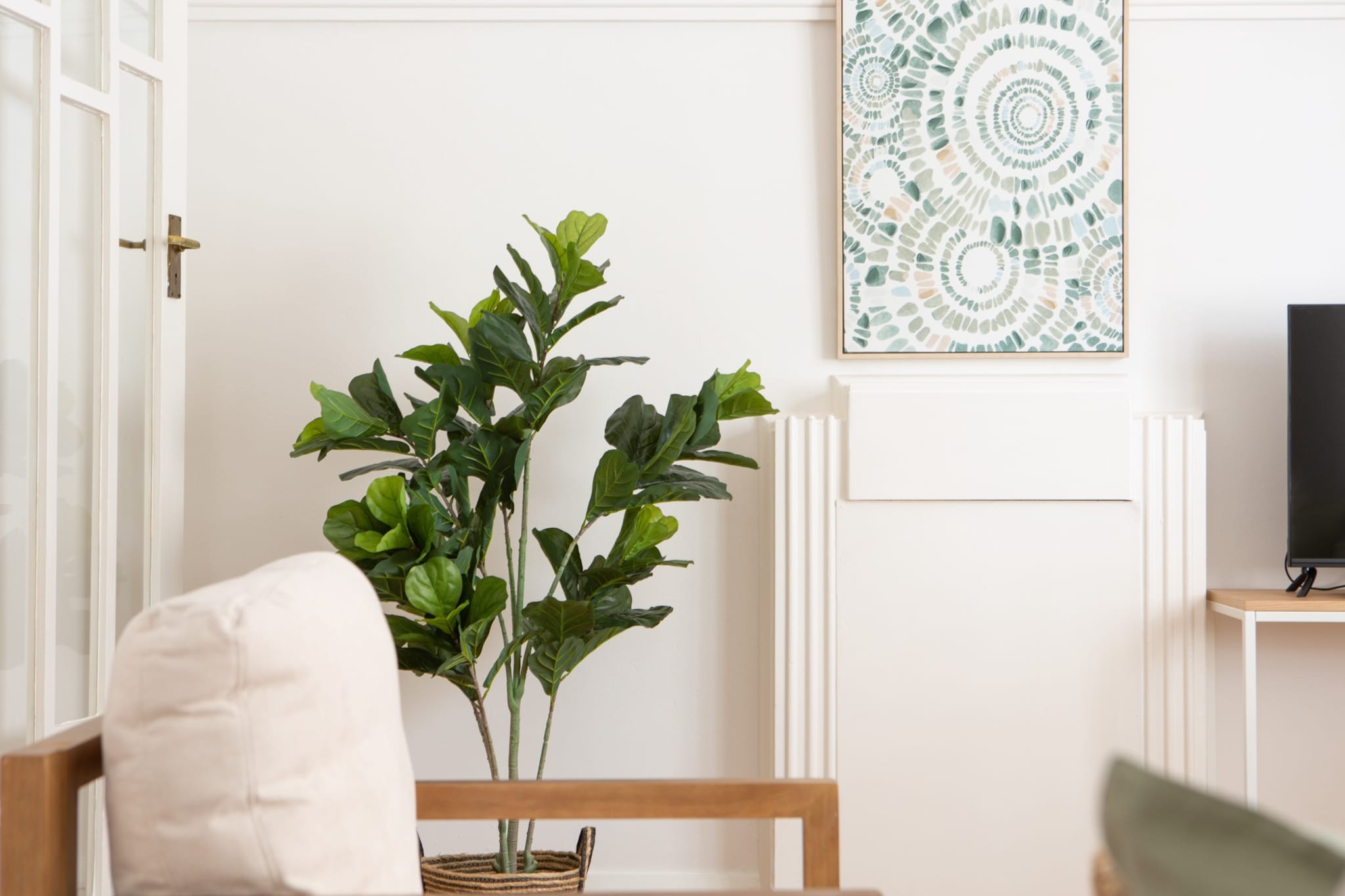 Elevator, Hot Water, Internet Access DSL, Wardrobe, Kitchen(stove, electric kettle, toaster, coffee machine, oven, microwave, fridge, dishes and cutlery, Wine glasses), bedroom(Bed Linen, Room-darkening shades, Queen Bed), bedroom(double bed), bathroom(bath tub, hairdryer, Towels/Sheets (Incl.), shampoo, body soap, Conditioner, Shower gel), First Aid, Play area, TV, tumble dryer, washing machine, heating, iron, Essentials, Carbon monoxide detector, Long term stays allowed