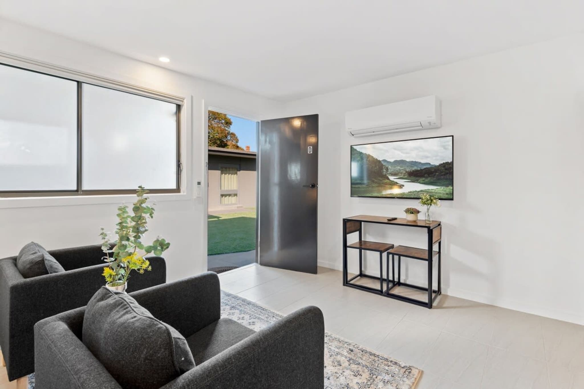 Cozy 1-Bed Studio Near Cafes and Shops